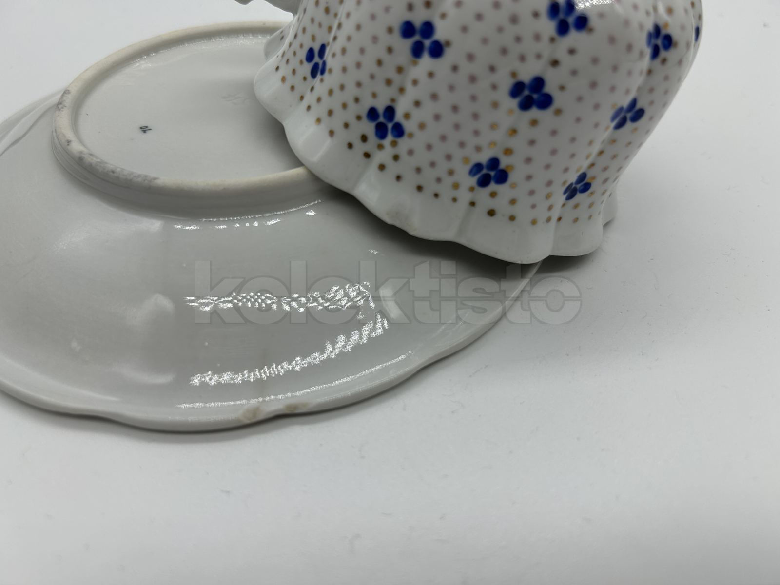 Porcelánový šálek s podšálkem