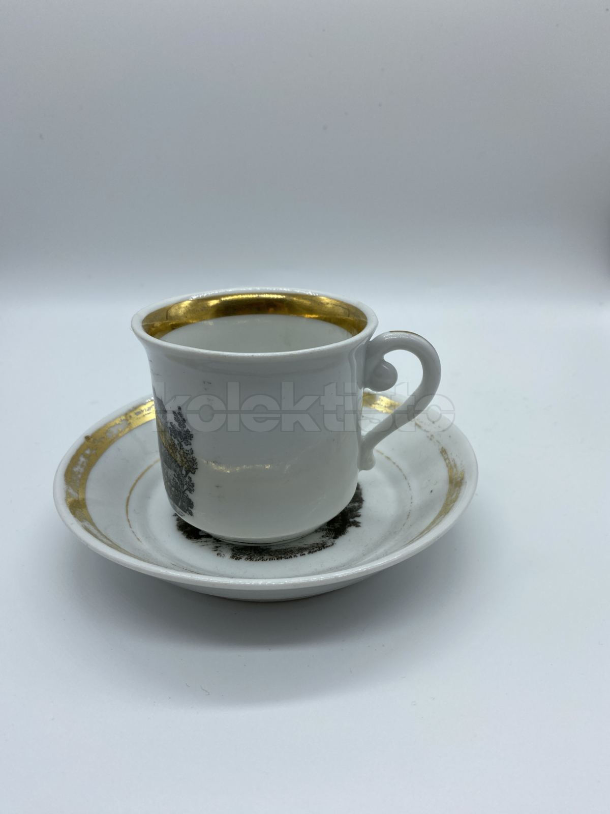 Porcelánový šálek s podšálkem