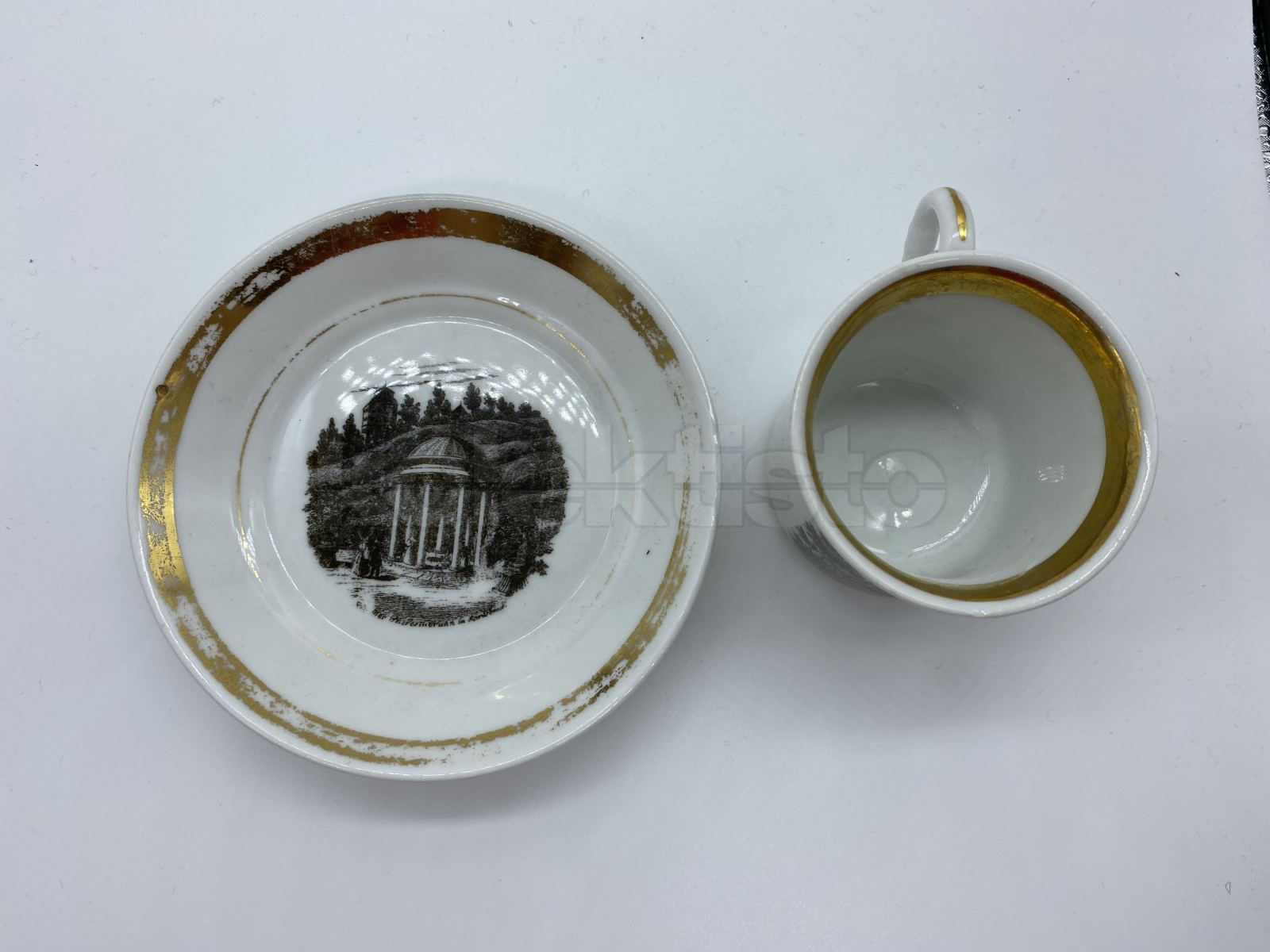 Porcelánový šálek s podšálkem
