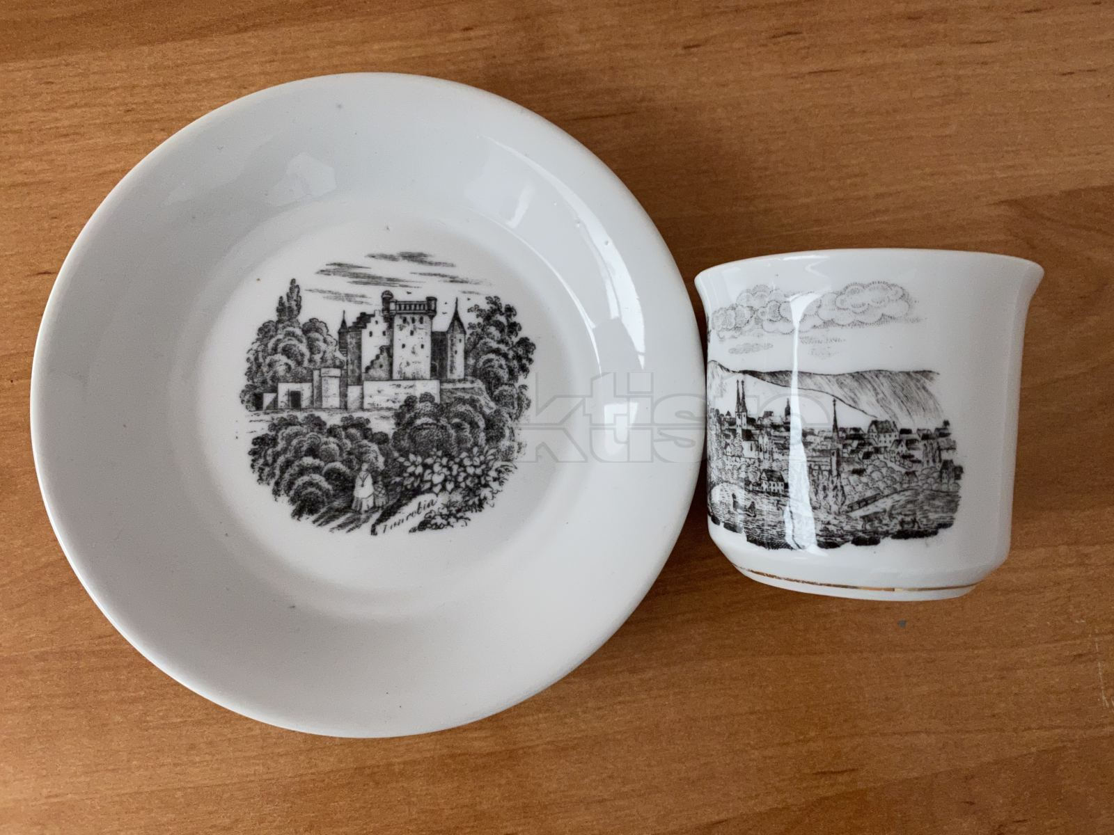 Porcelánový šálek s podšálkem, smyté zlacení