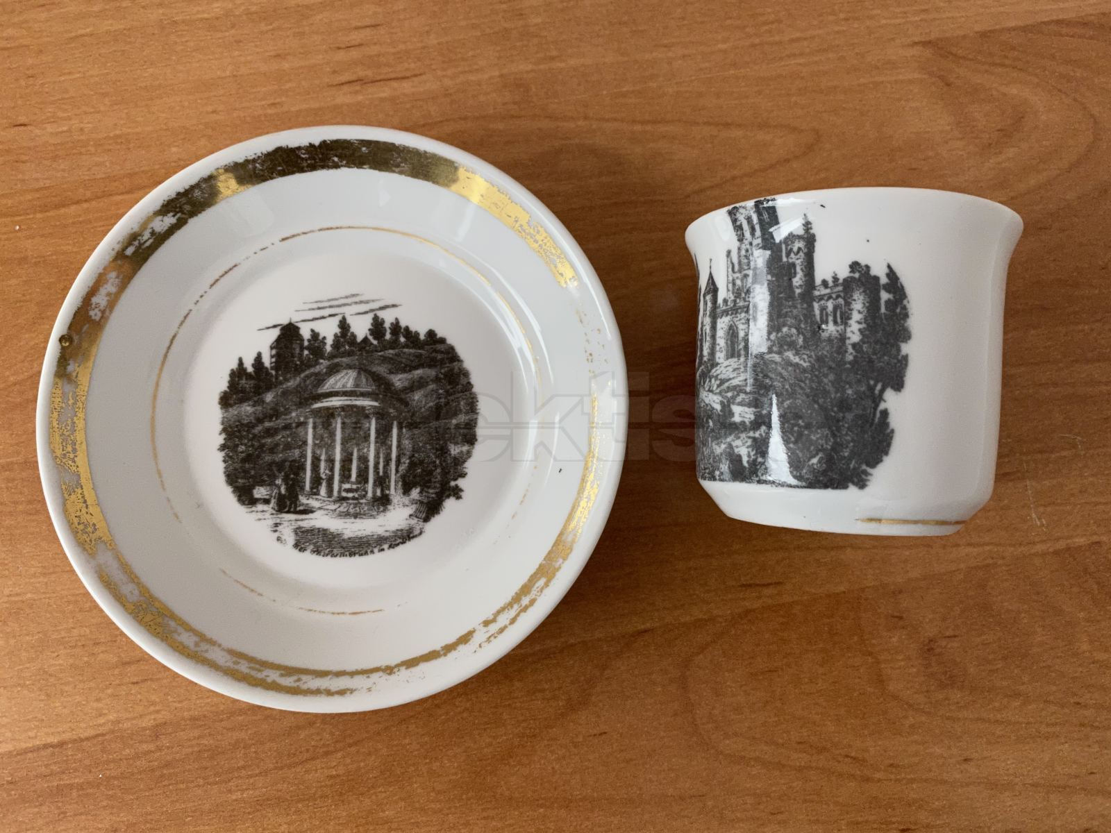 Porcelánový šálek s podšálkem, částečné smyté zlacení