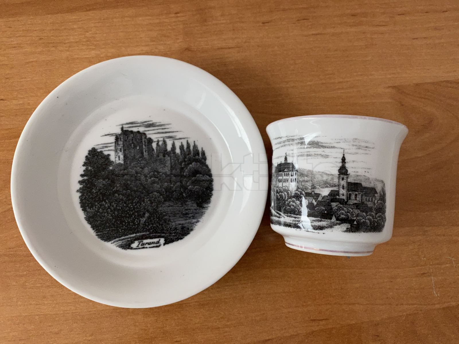 Porcelánový šálek s podšálkem, smyté zlacení