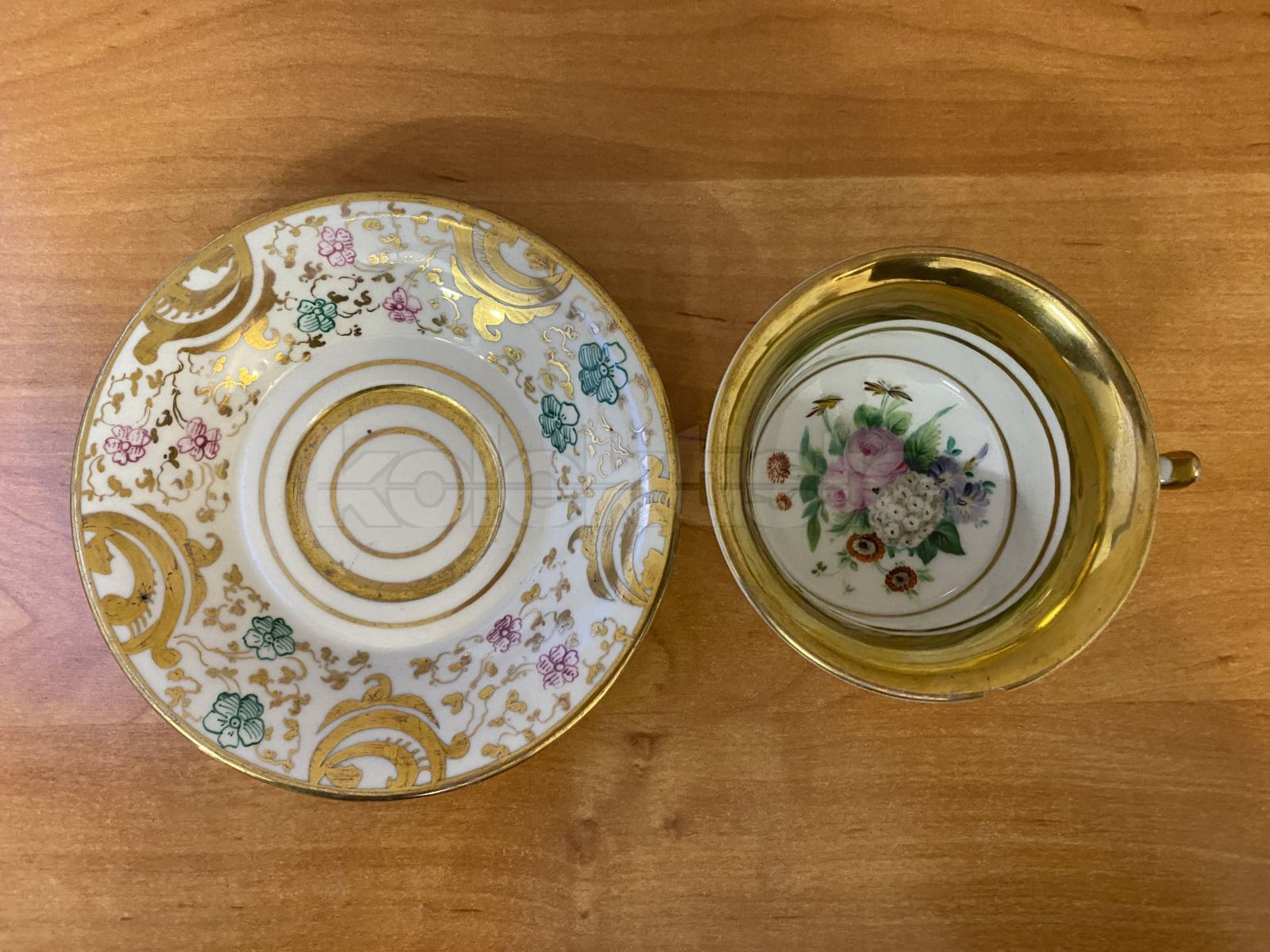 Porcelánový šálek s podšálkem