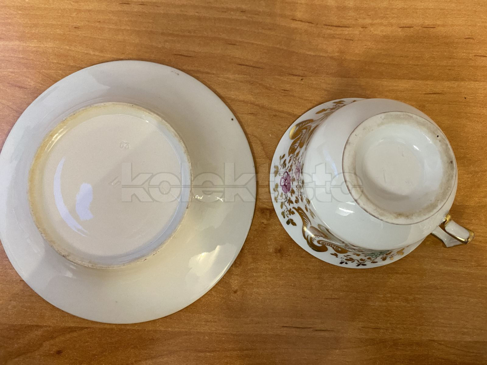 Porcelánový šálek s podšálkem