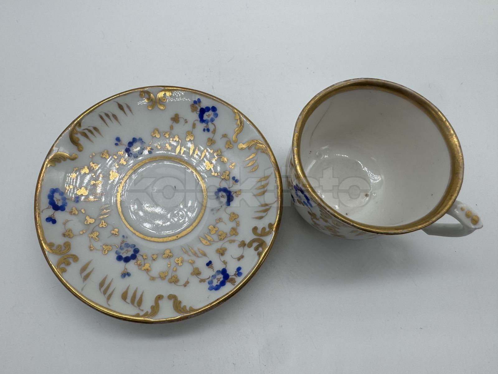 Porcelánový šálek s podšálkem