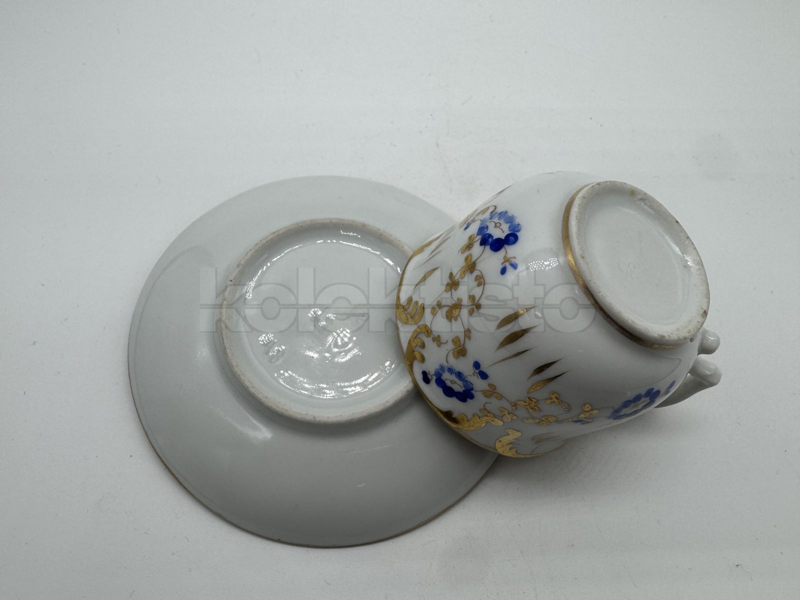 Porcelánový šálek s podšálkem