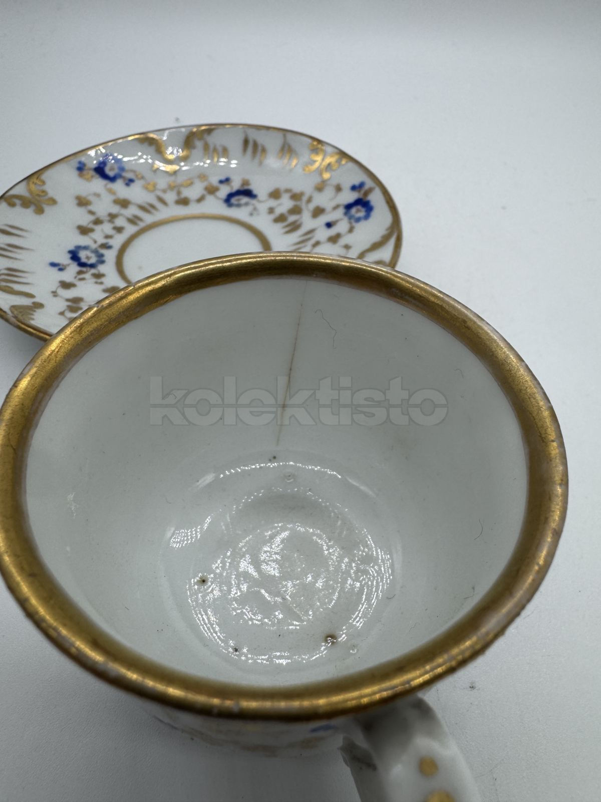 Porcelánový šálek s podšálkem