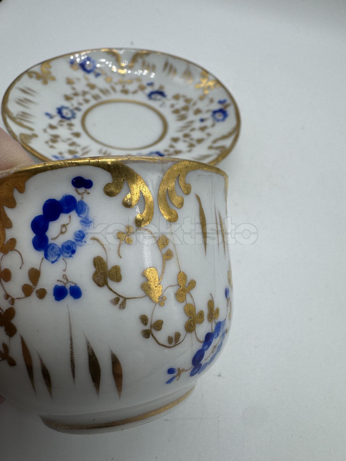 Porcelánový šálek s podšálkem