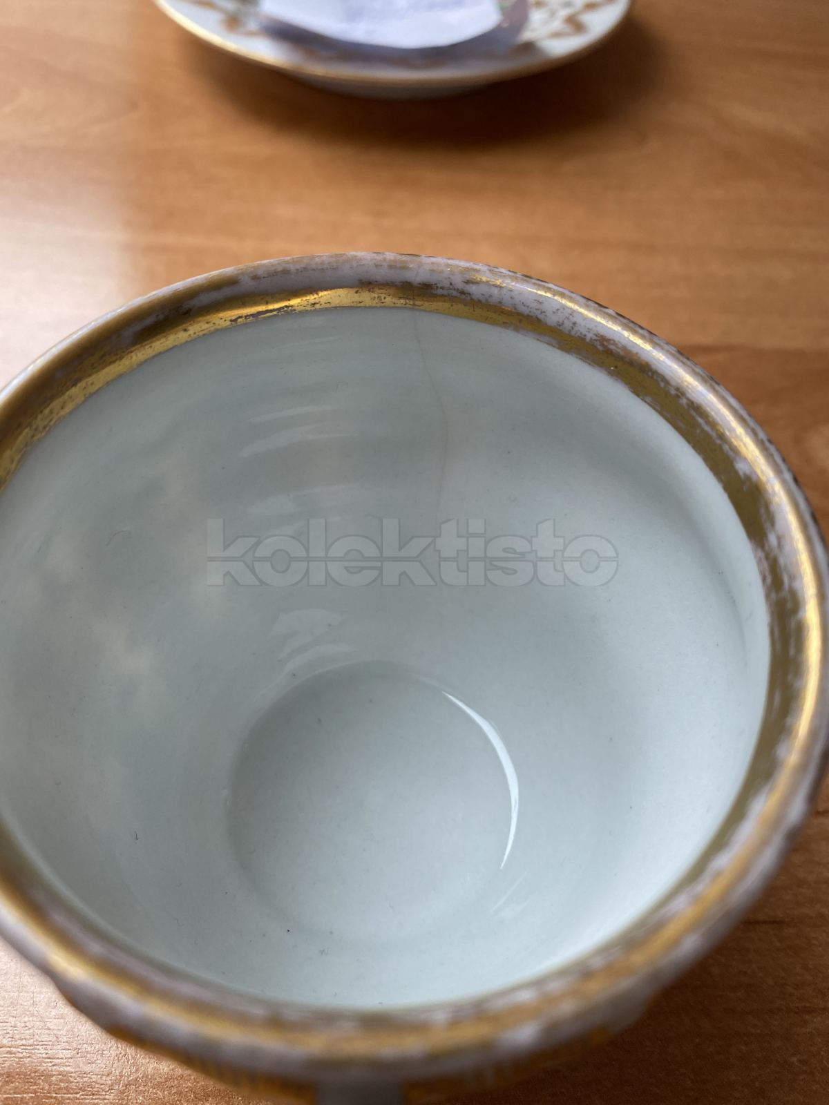 Porcelánový šálek s podšálkem