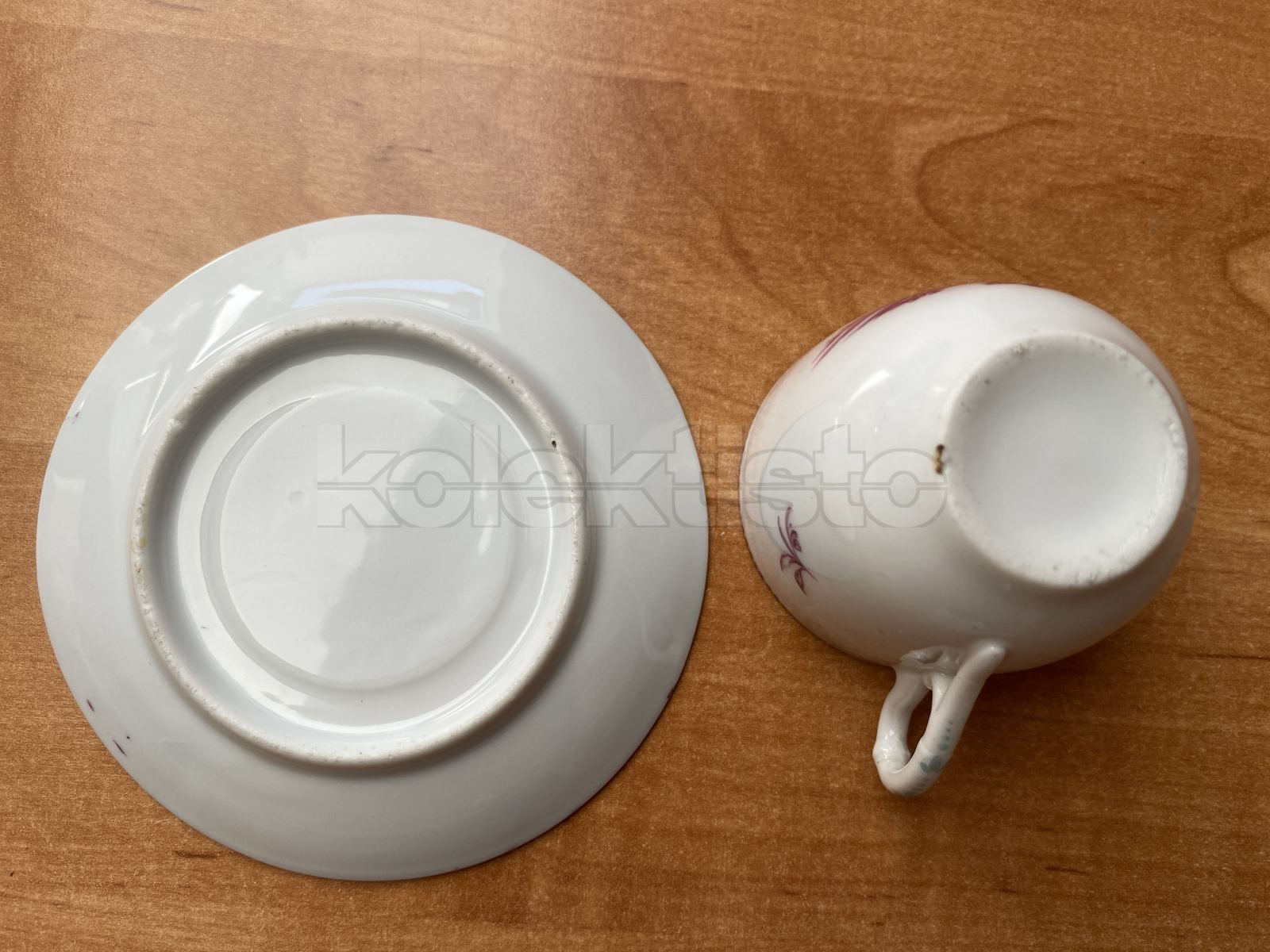 Porcelánový moka šálek s podšálkem s perfektní malbou