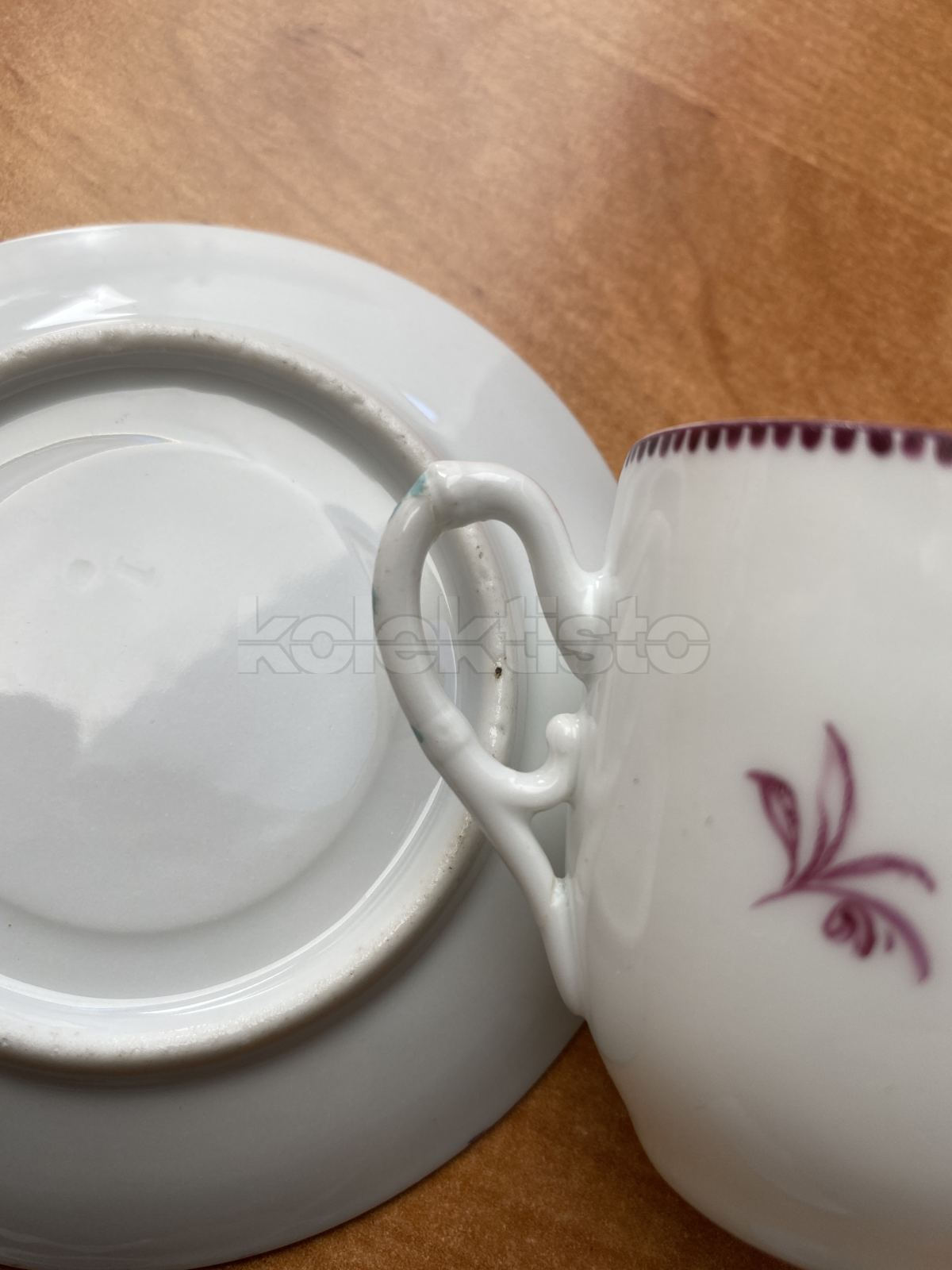 Porcelánový moka šálek s podšálkem s perfektní malbou