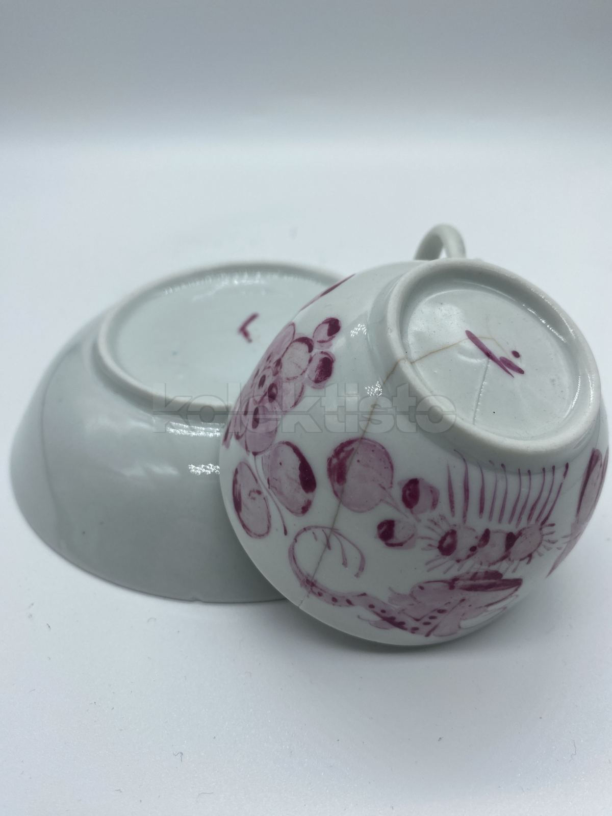 Porcelánový šálek s podšálkem se slaměnkovým dekorem