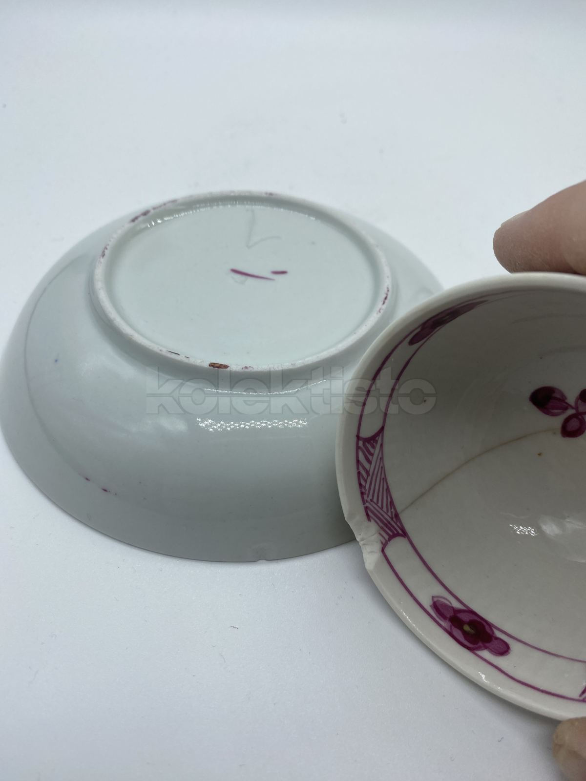 Porcelánový šálek s podšálkem se slaměnkovým dekorem