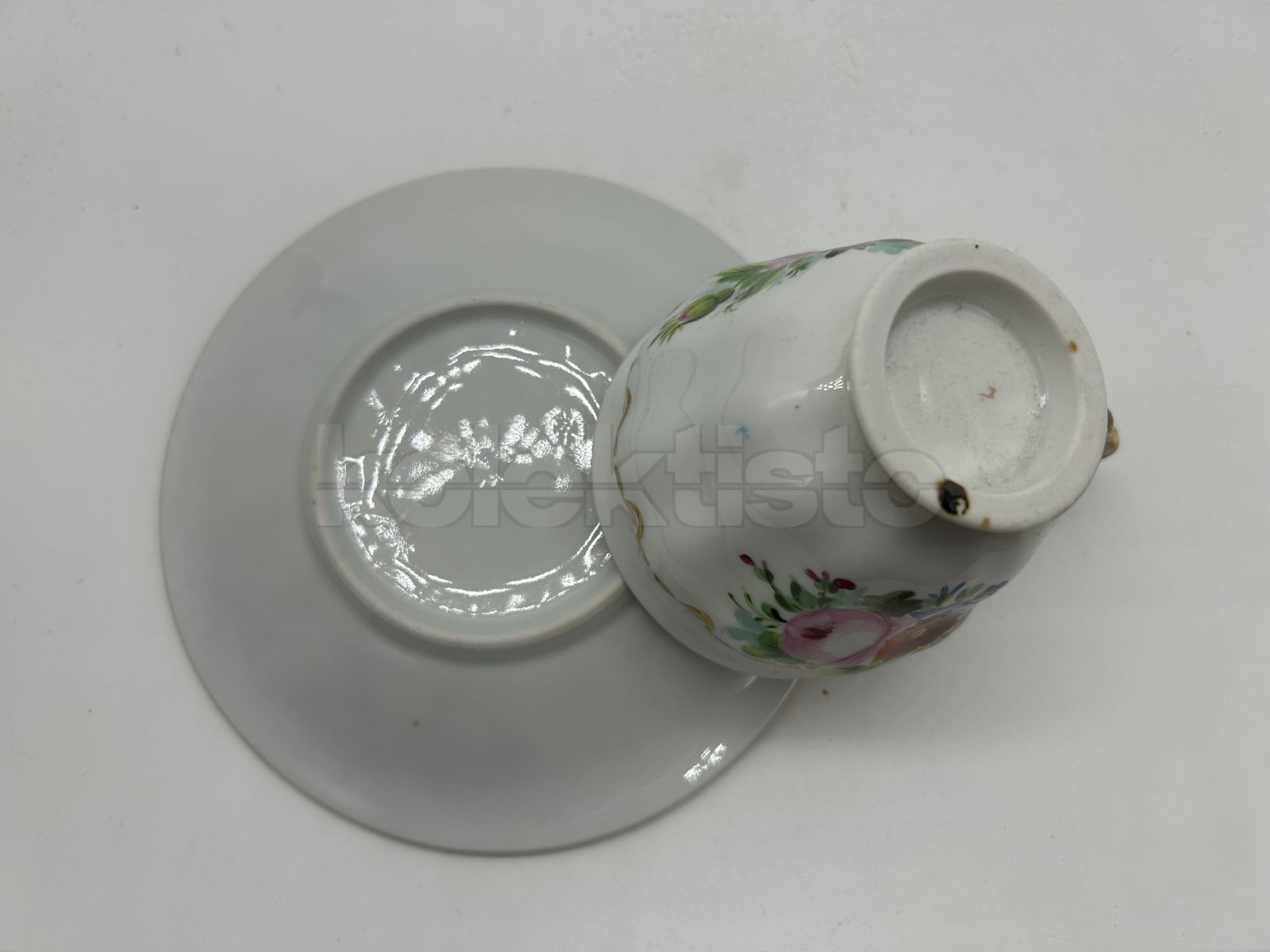 Porcelánový šálek s podšálkem