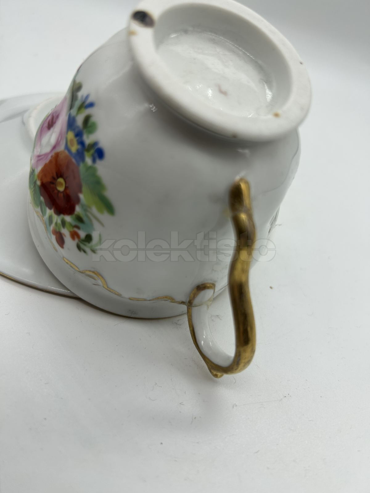 Porcelánový šálek s podšálkem