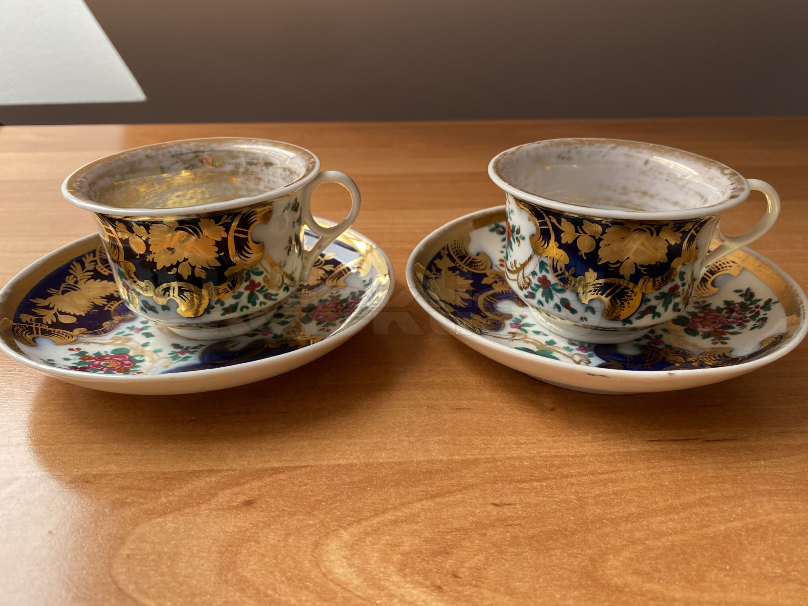Porcelánový šálek s podšálkem