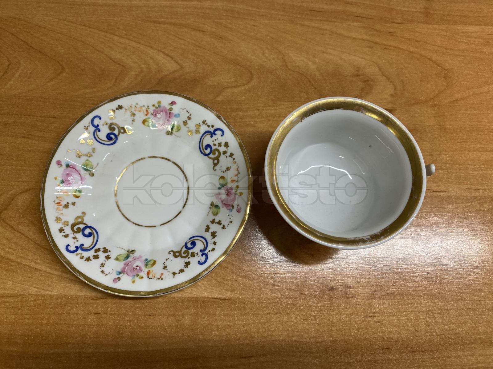 Porcelánový šálek s podšálkem
