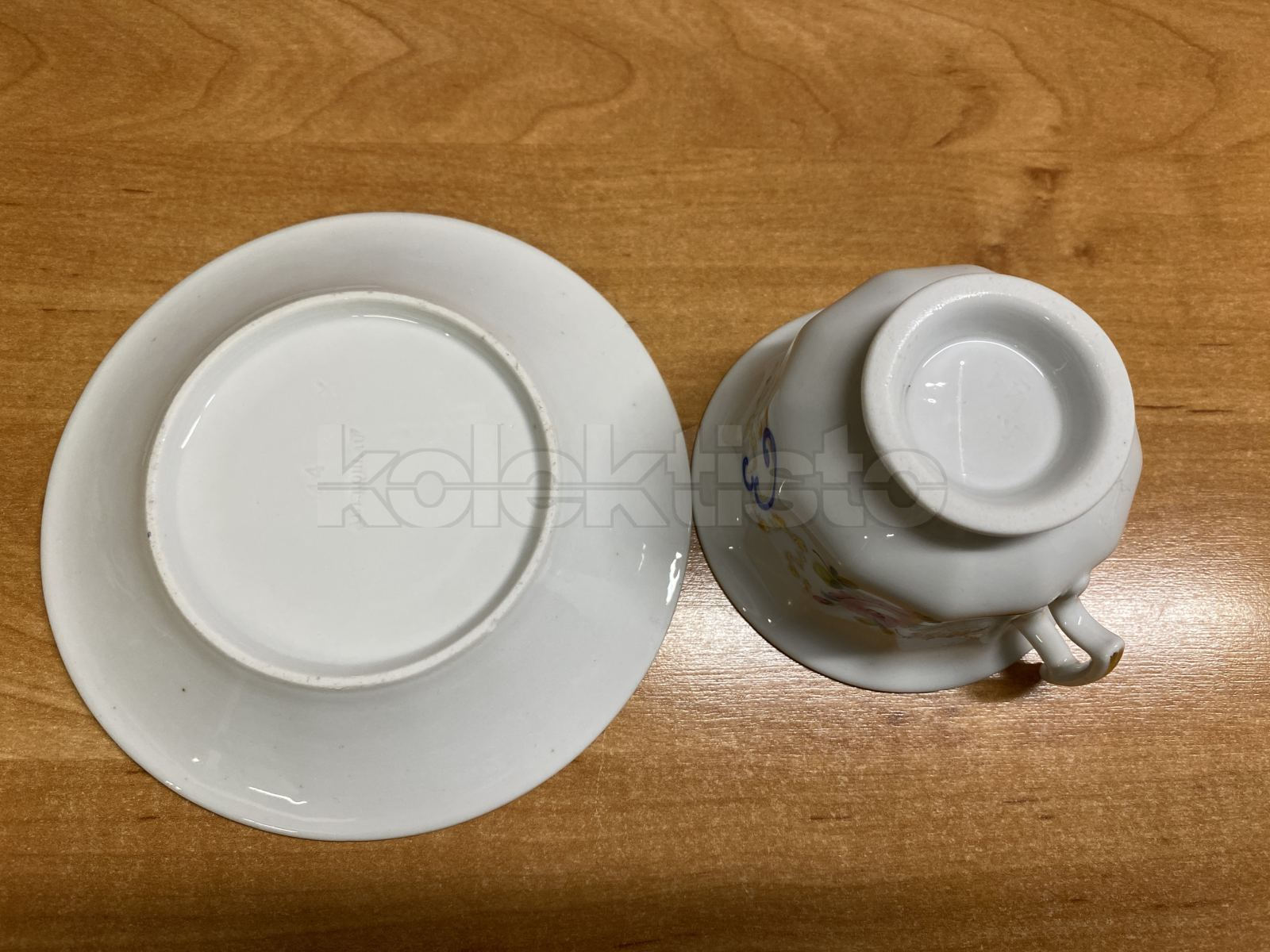Porcelánový šálek s podšálkem