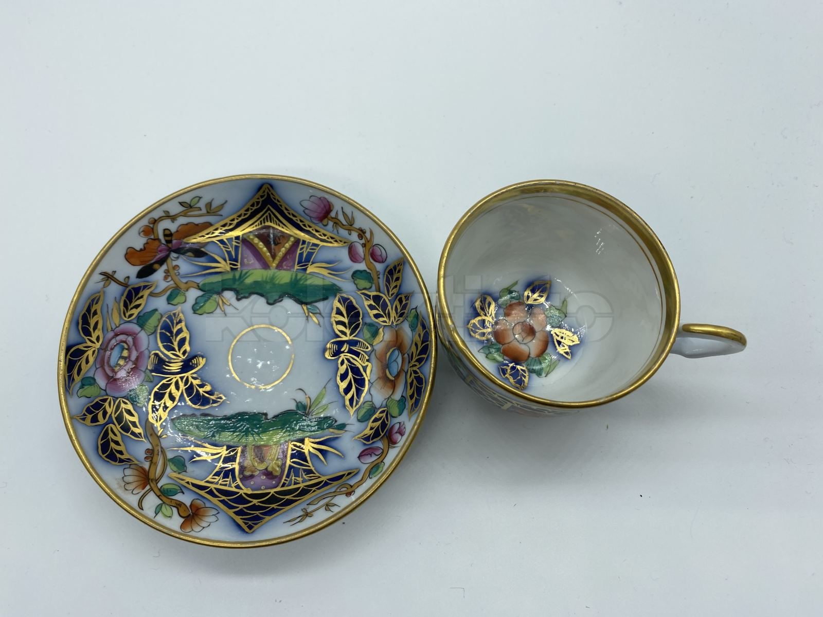 Porcelánový šálek s podšálkem