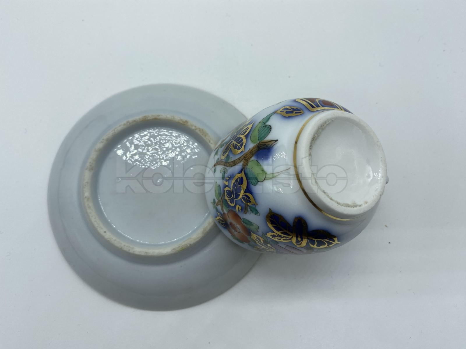 Porcelánový šálek s podšálkem