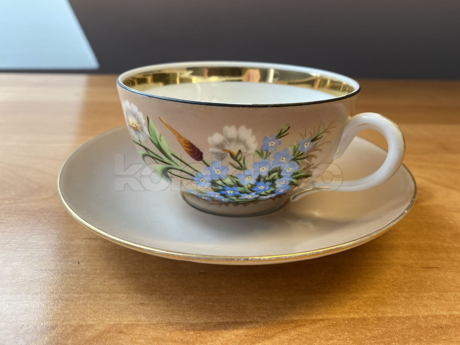 Porcelánový šálek s podšálkem