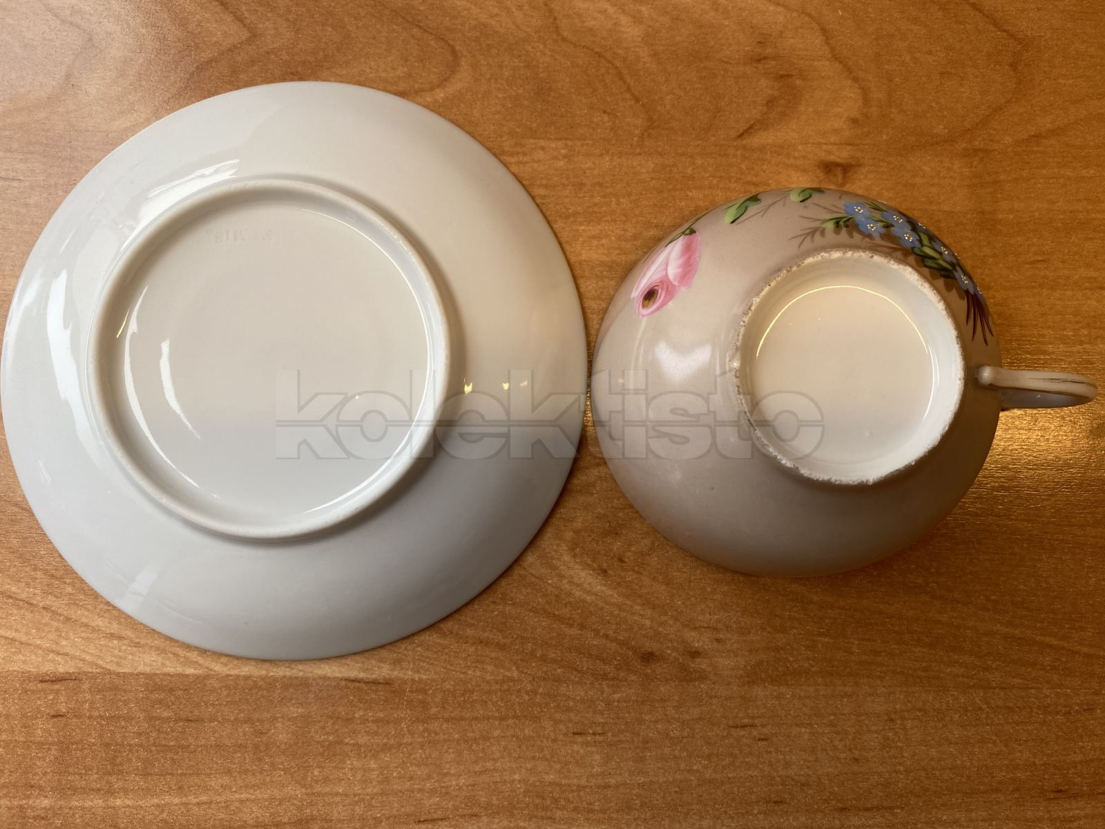 Porcelánový šálek s podšálkem