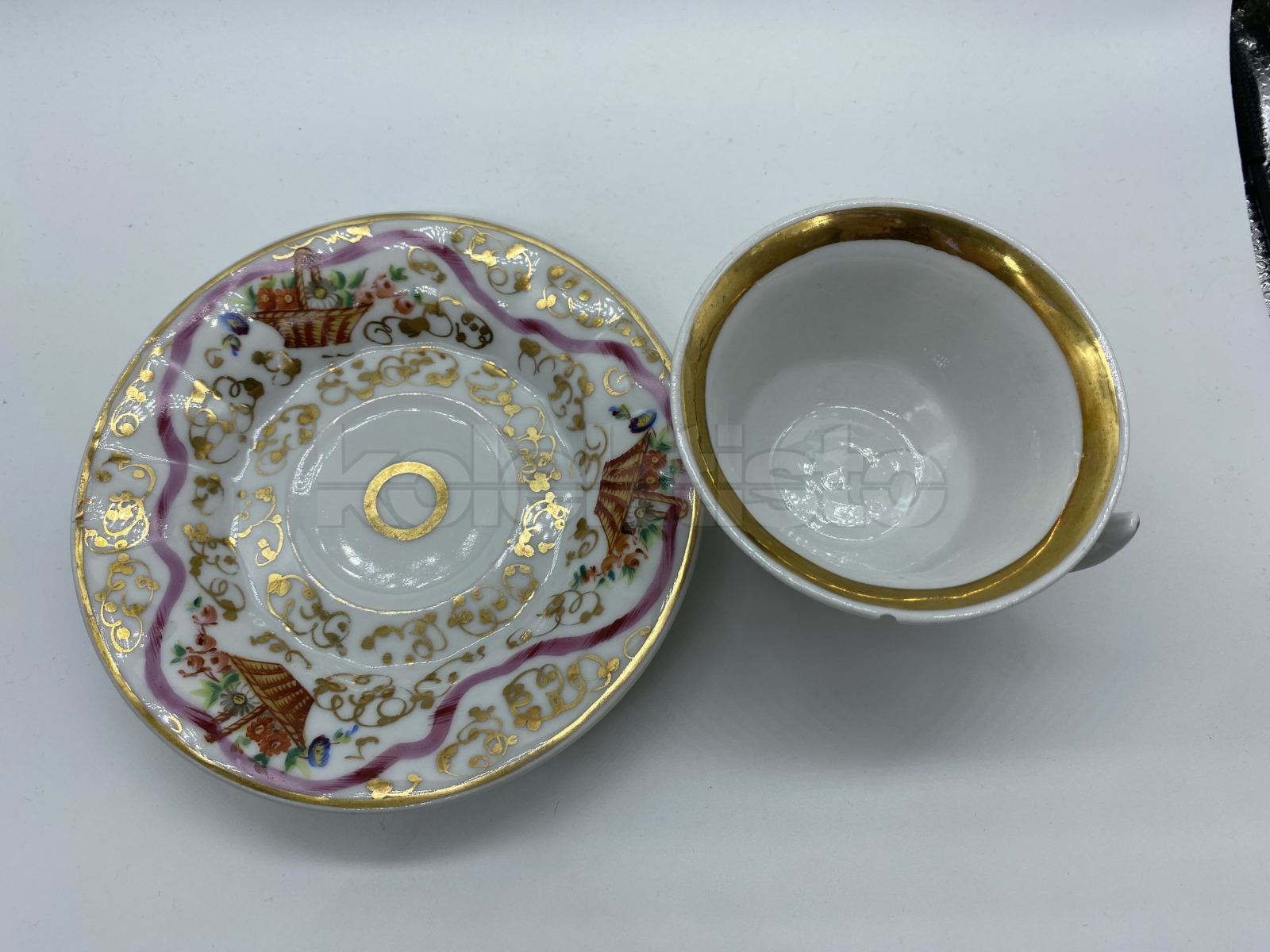 Porcelánový šálek s podšálkem