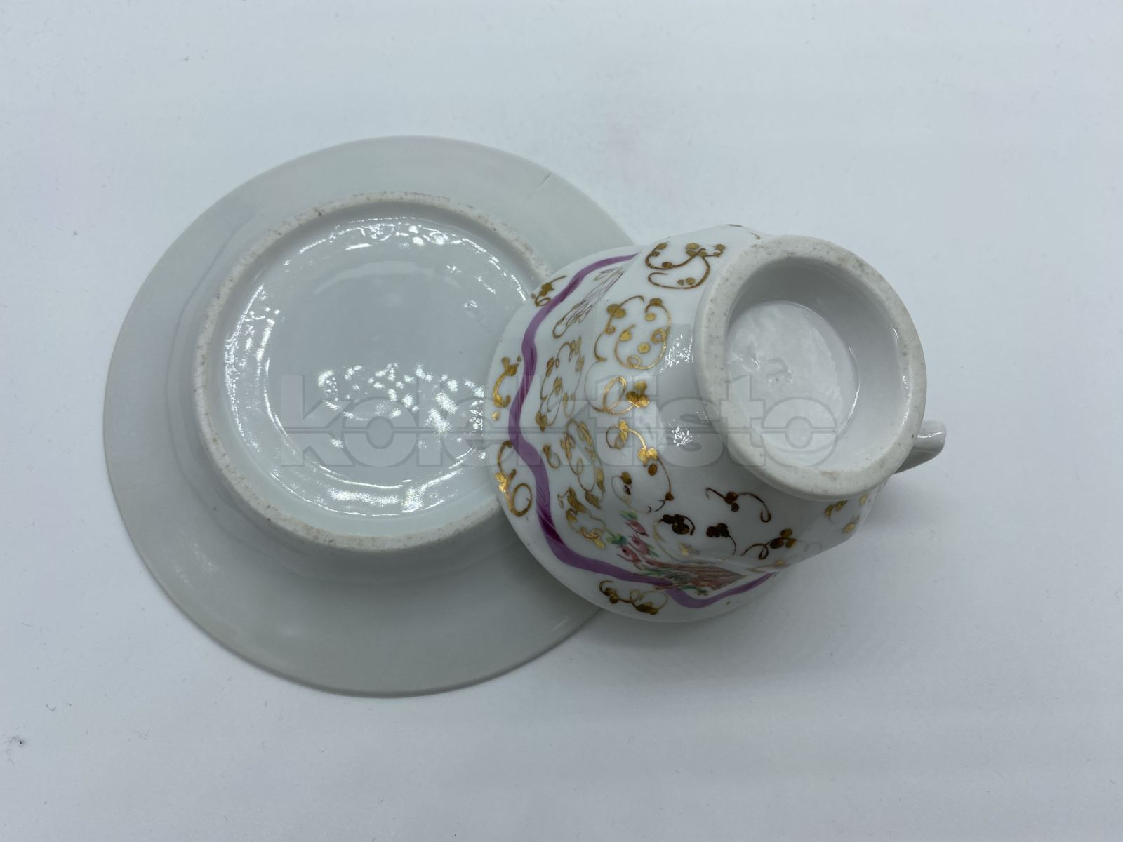 Porcelánový šálek s podšálkem