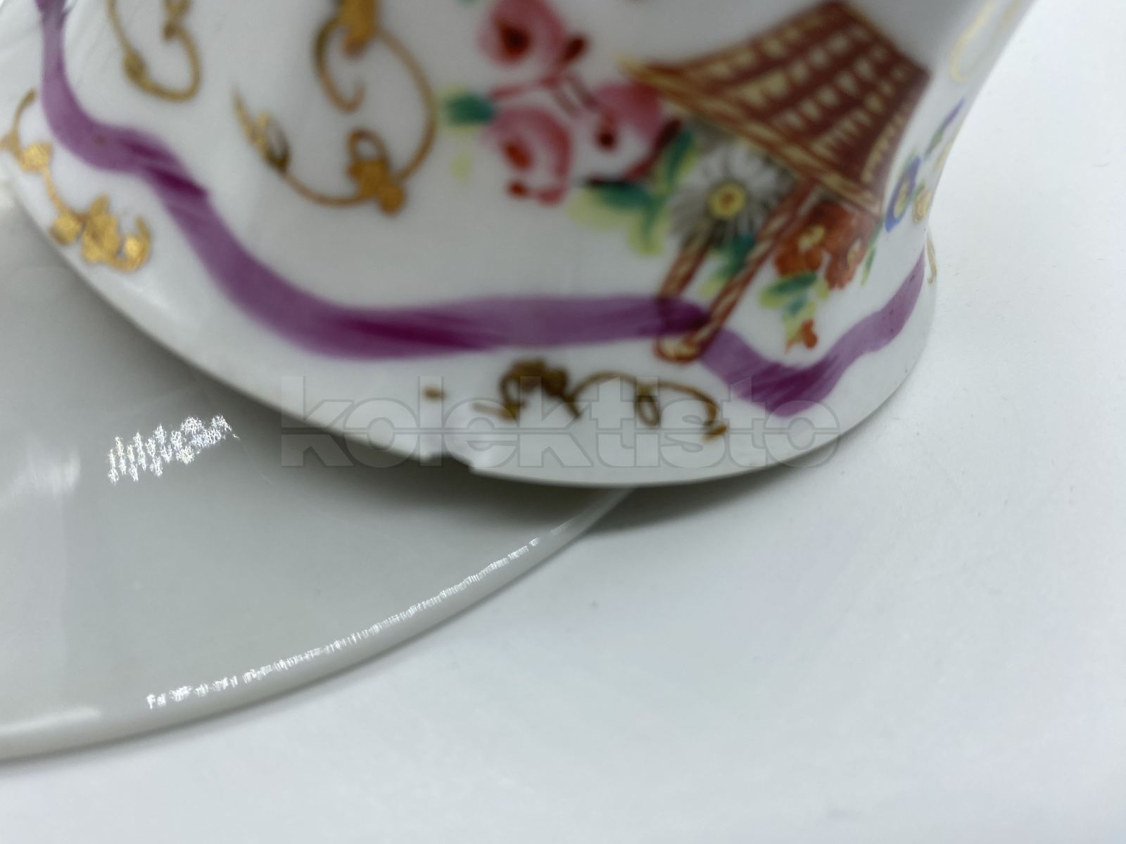 Porcelánový šálek s podšálkem
