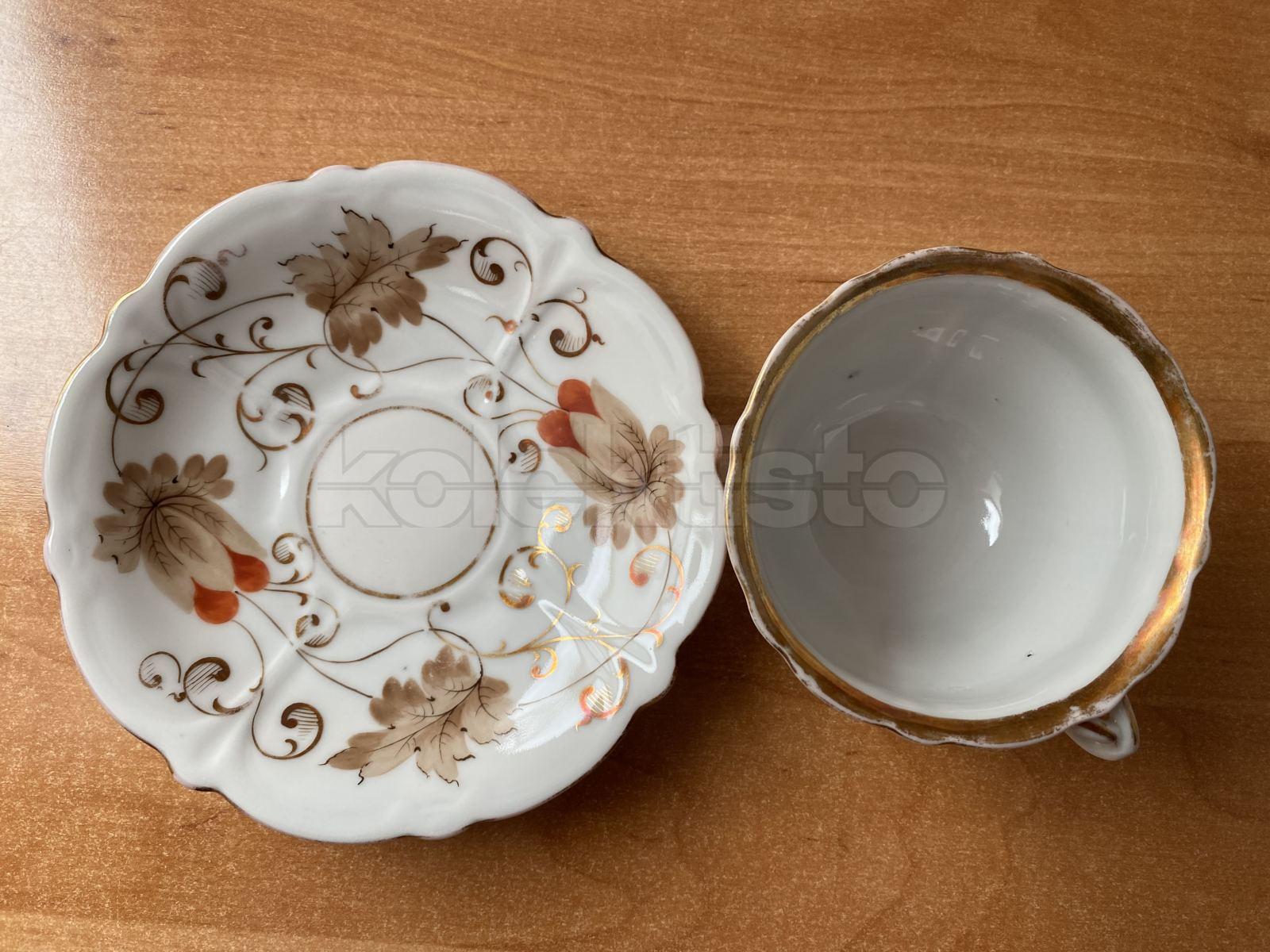 Porcelánový šálek s podšálkem, částečně smyté zlacení