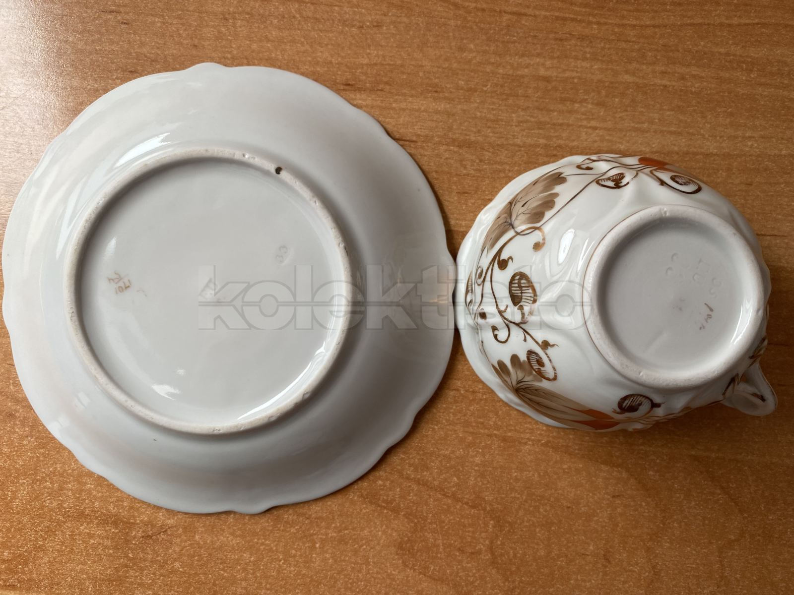 Porcelánový šálek s podšálkem, částečně smyté zlacení