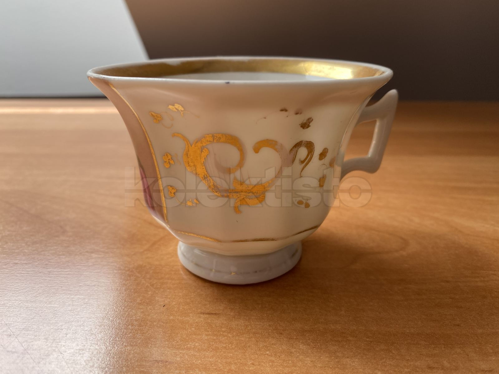 Porcelánový šálek s miniaturou, bez podšálku