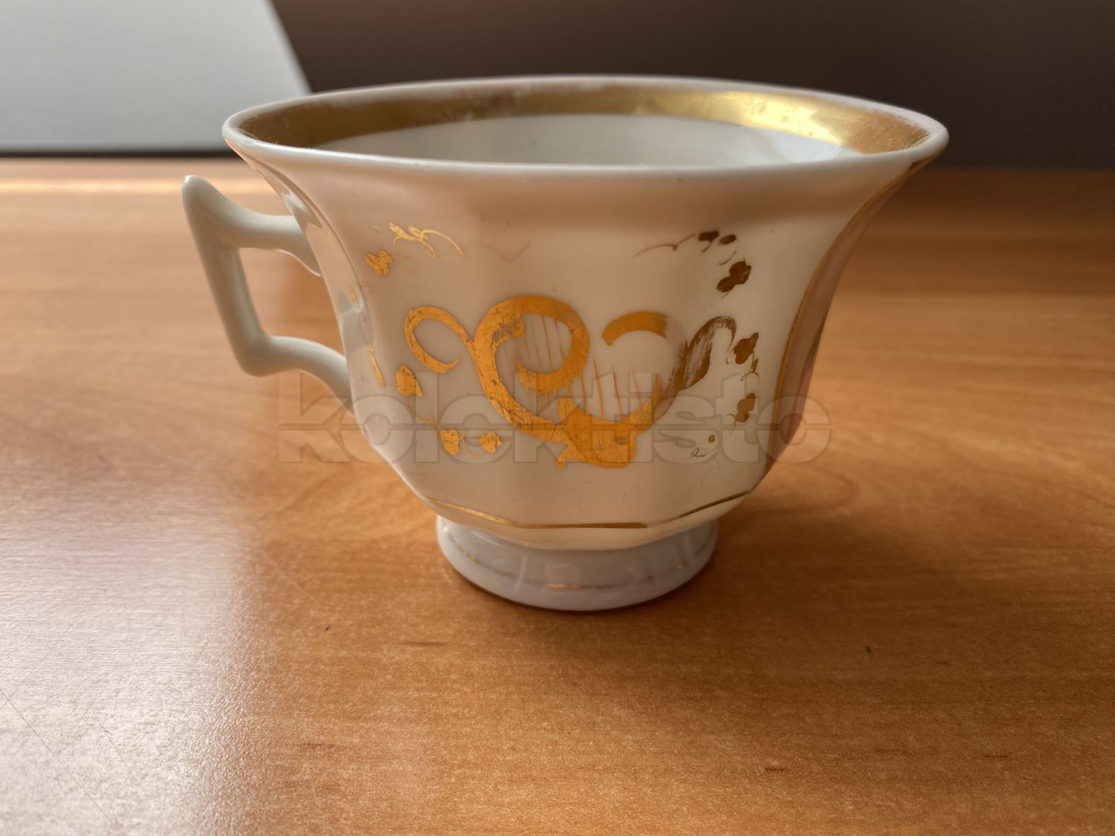 Porcelánový šálek s miniaturou, bez podšálku