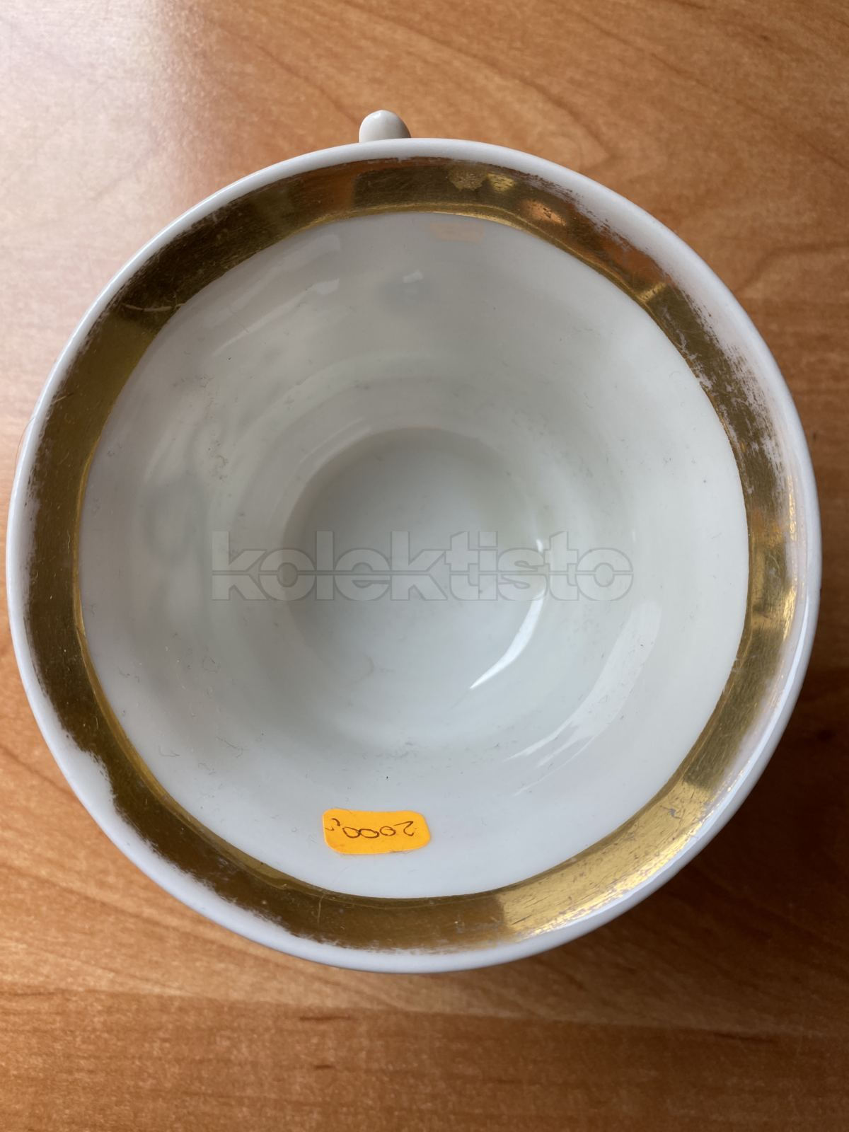 Porcelánový šálek s miniaturou, bez podšálku