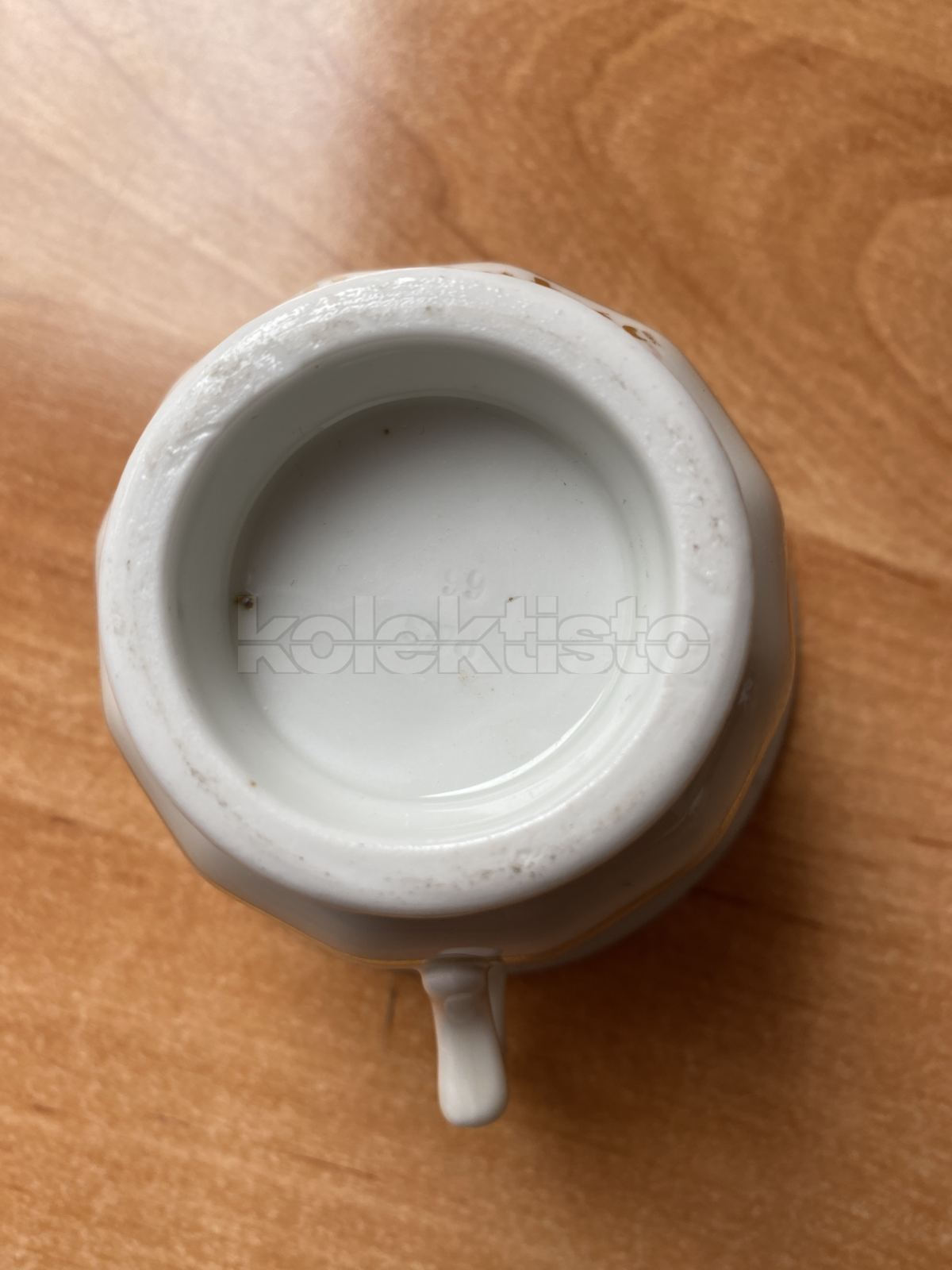 Porcelánový šálek s miniaturou, bez podšálku