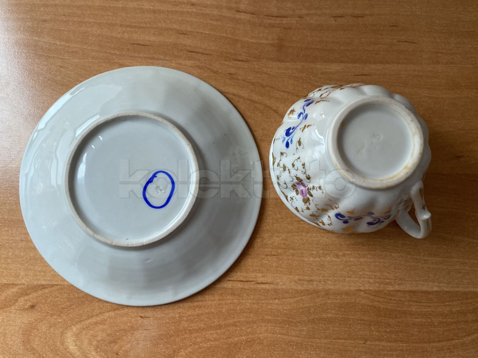 Porcelánový šálek s podšálkem