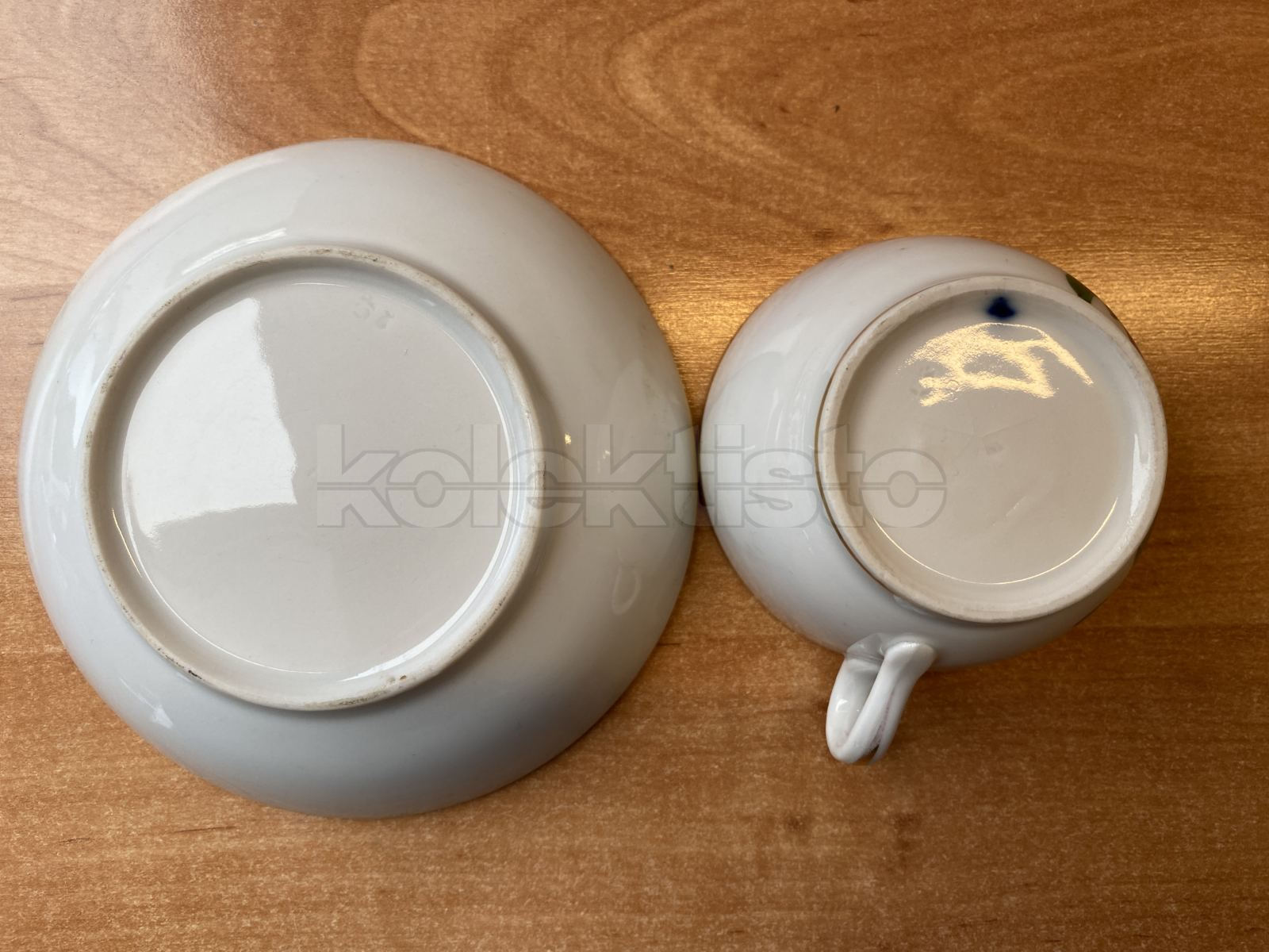 Porcelánový šálek s podšálkem