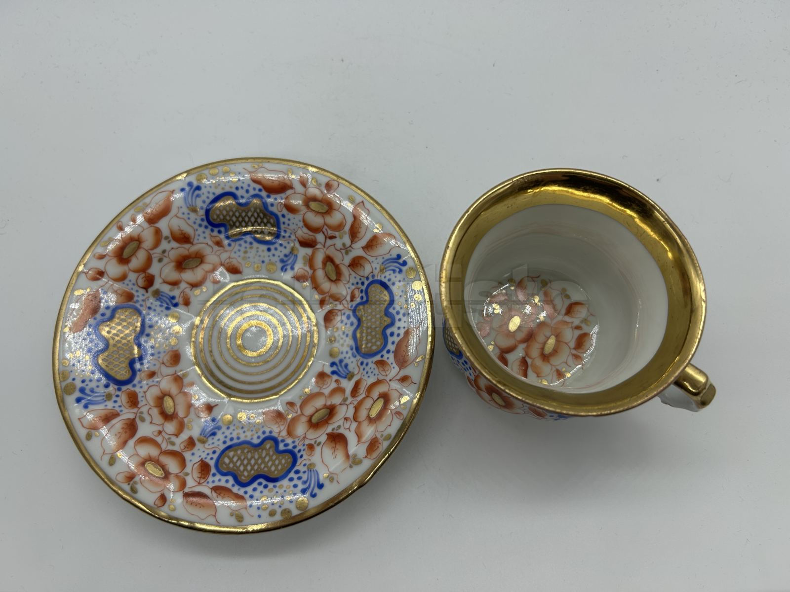 Porcelánový šálek s podšálkem
