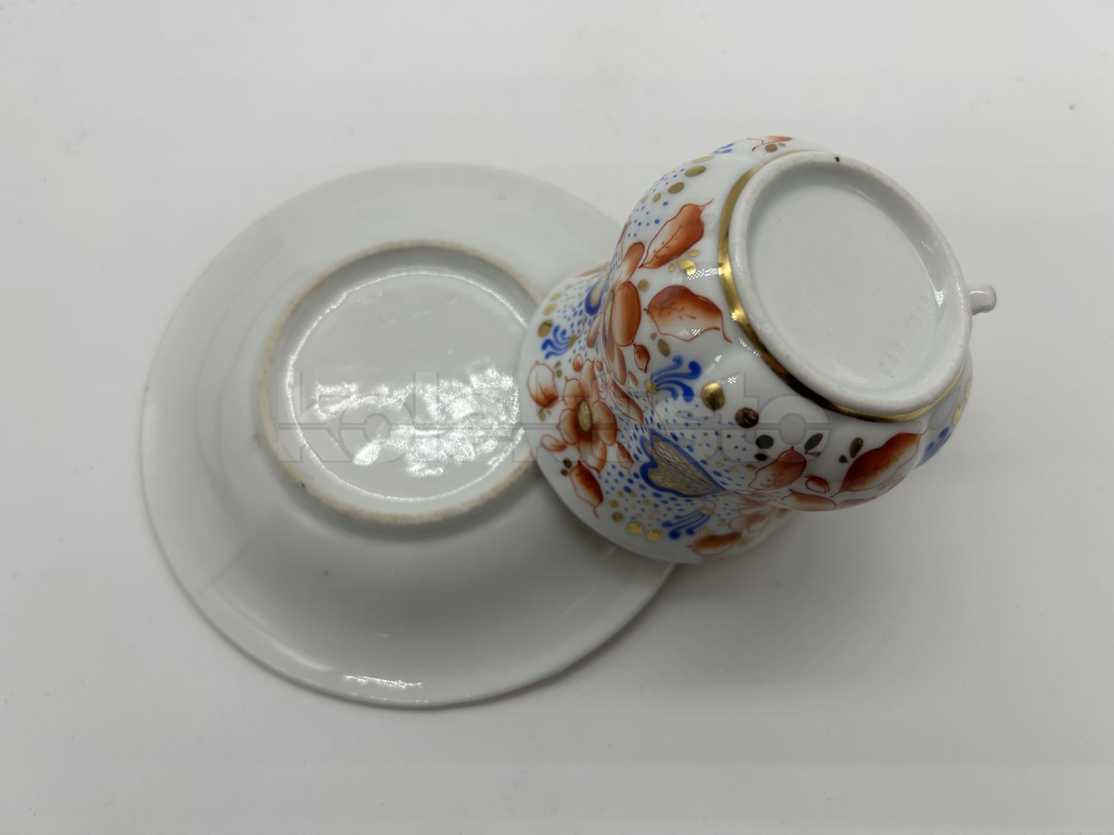 Porcelánový šálek s podšálkem