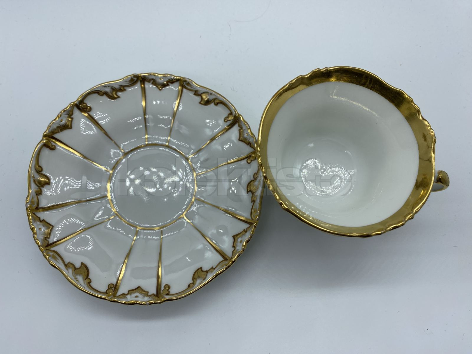 Porcelánový šálek s podšálkem