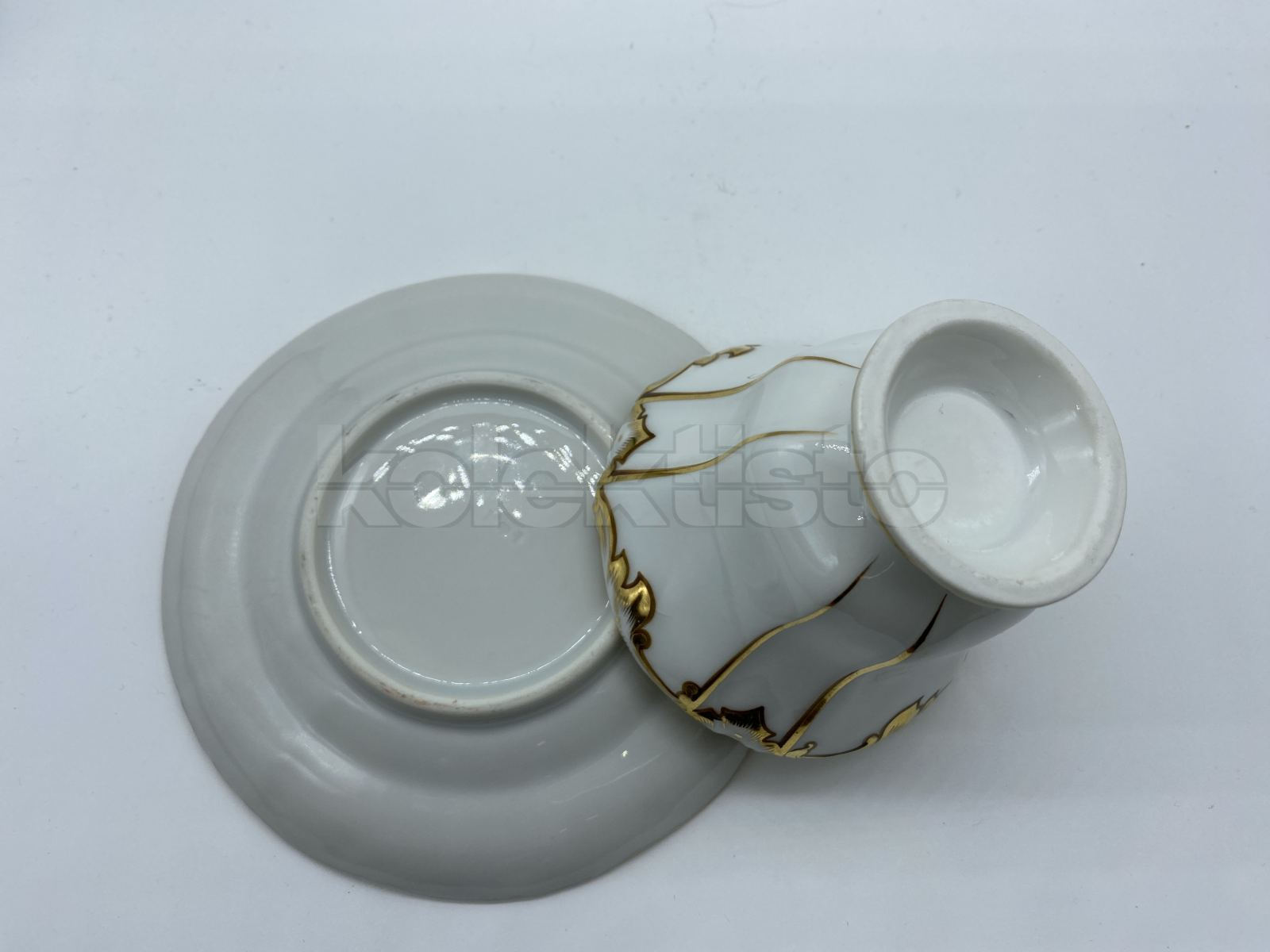 Porcelánový šálek s podšálkem