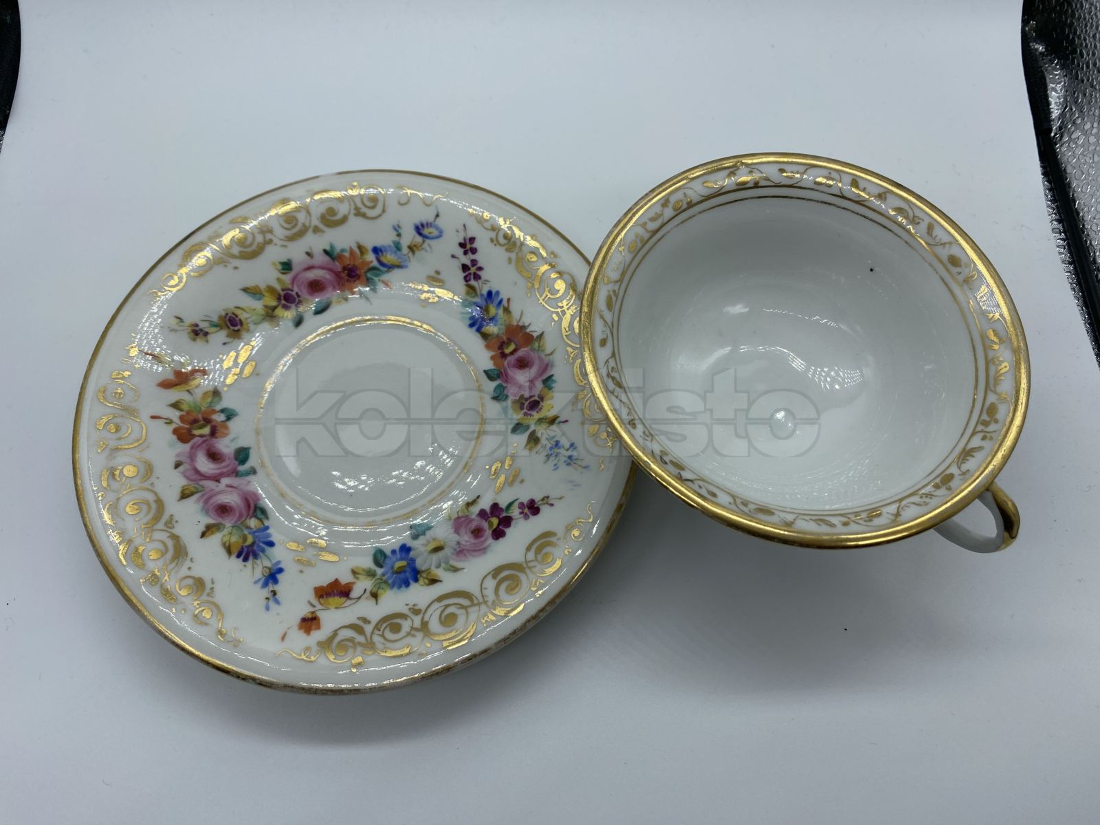 Porcelánový šálek s podšálkem