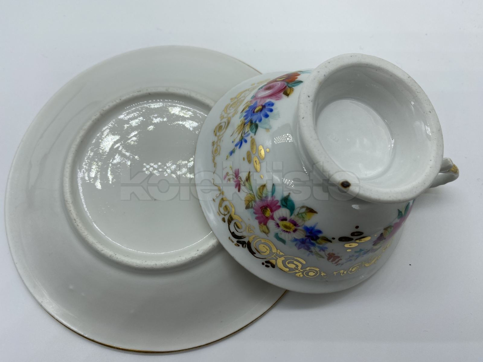 Porcelánový šálek s podšálkem