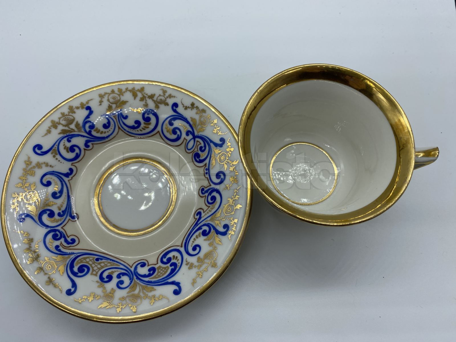 Porcelánový šálek s podšálkem