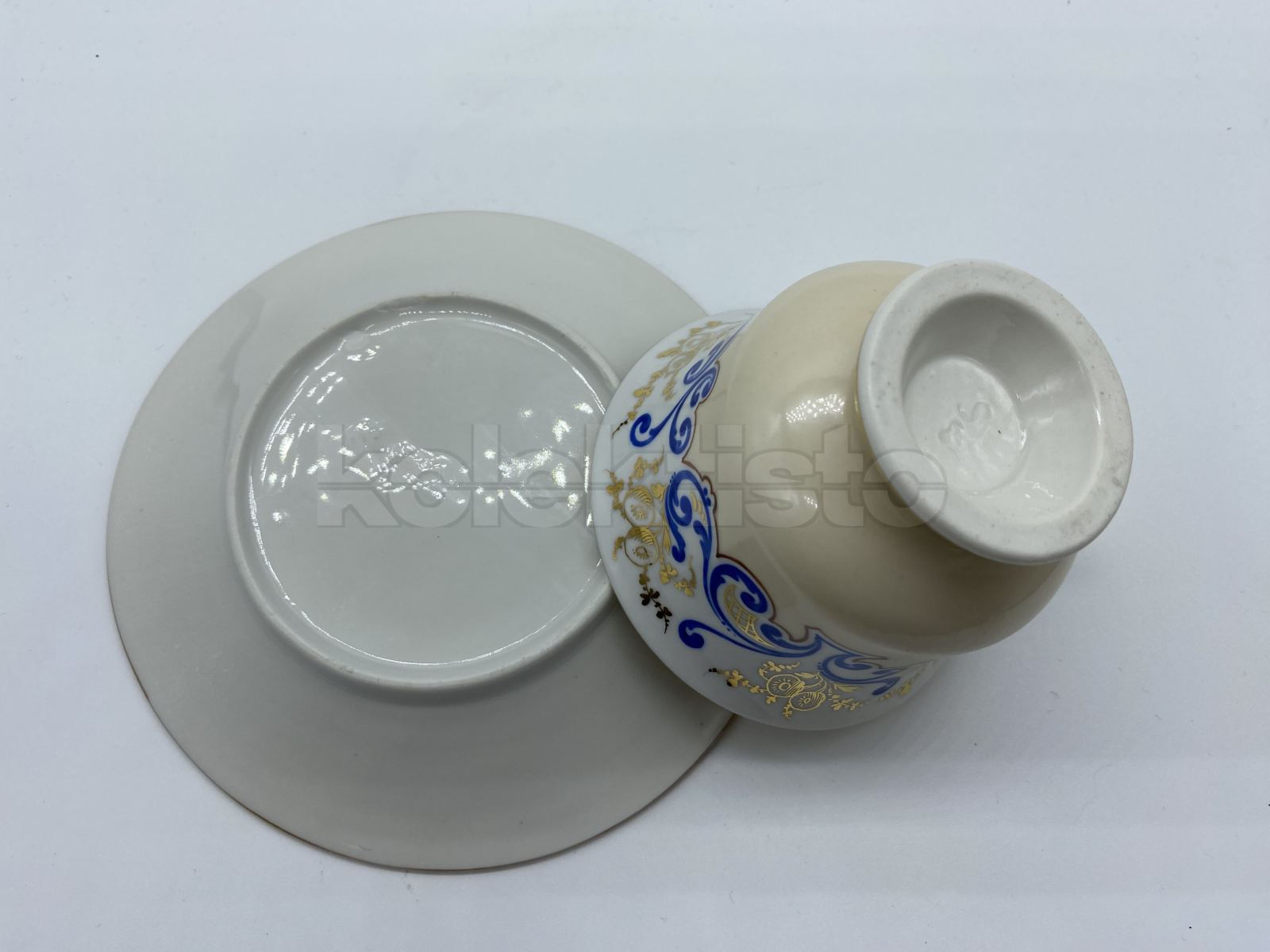 Porcelánový šálek s podšálkem