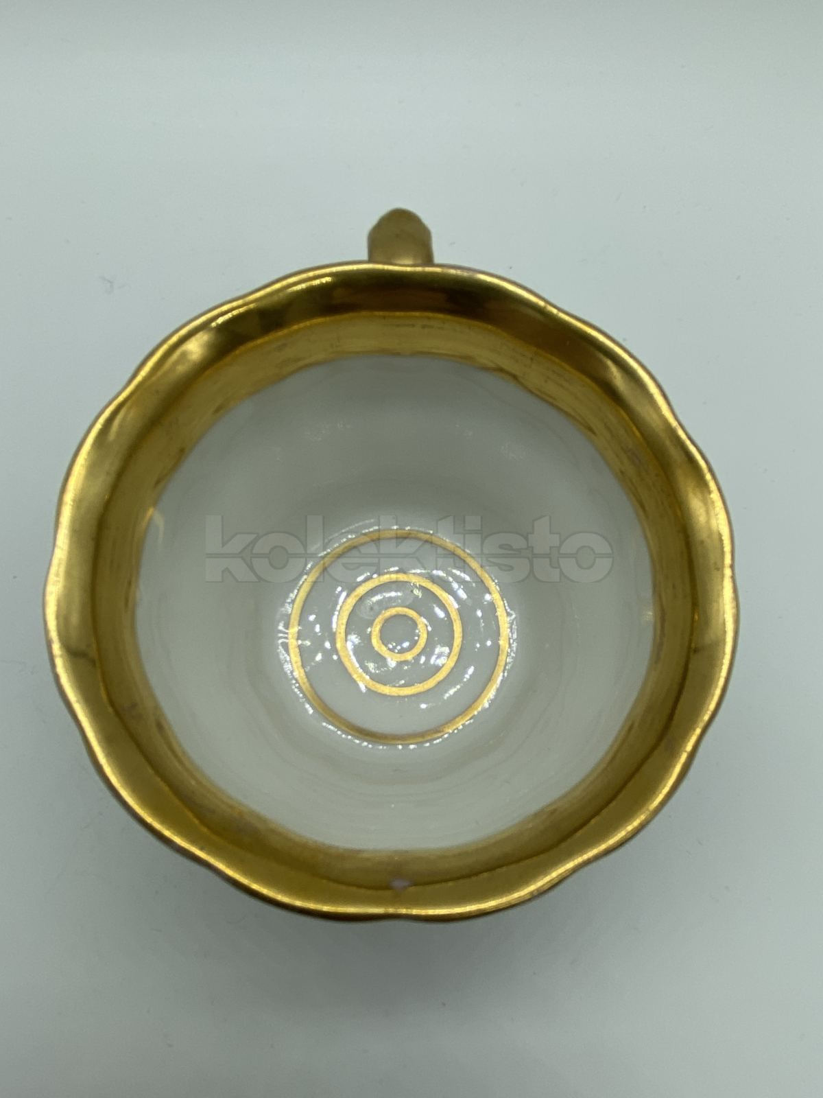 Porcelánový šálek