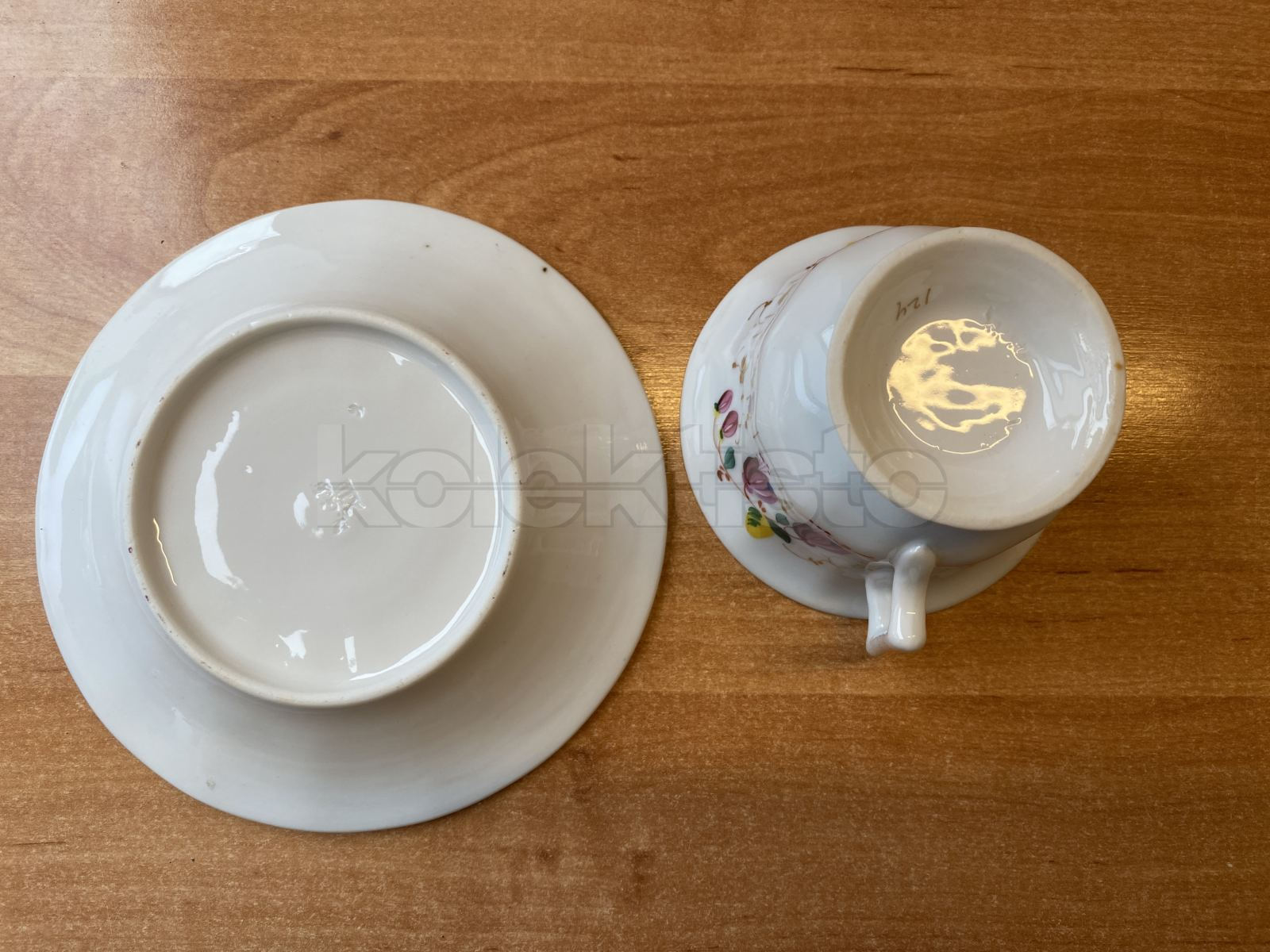 Porcelánový šálek s podšálkem