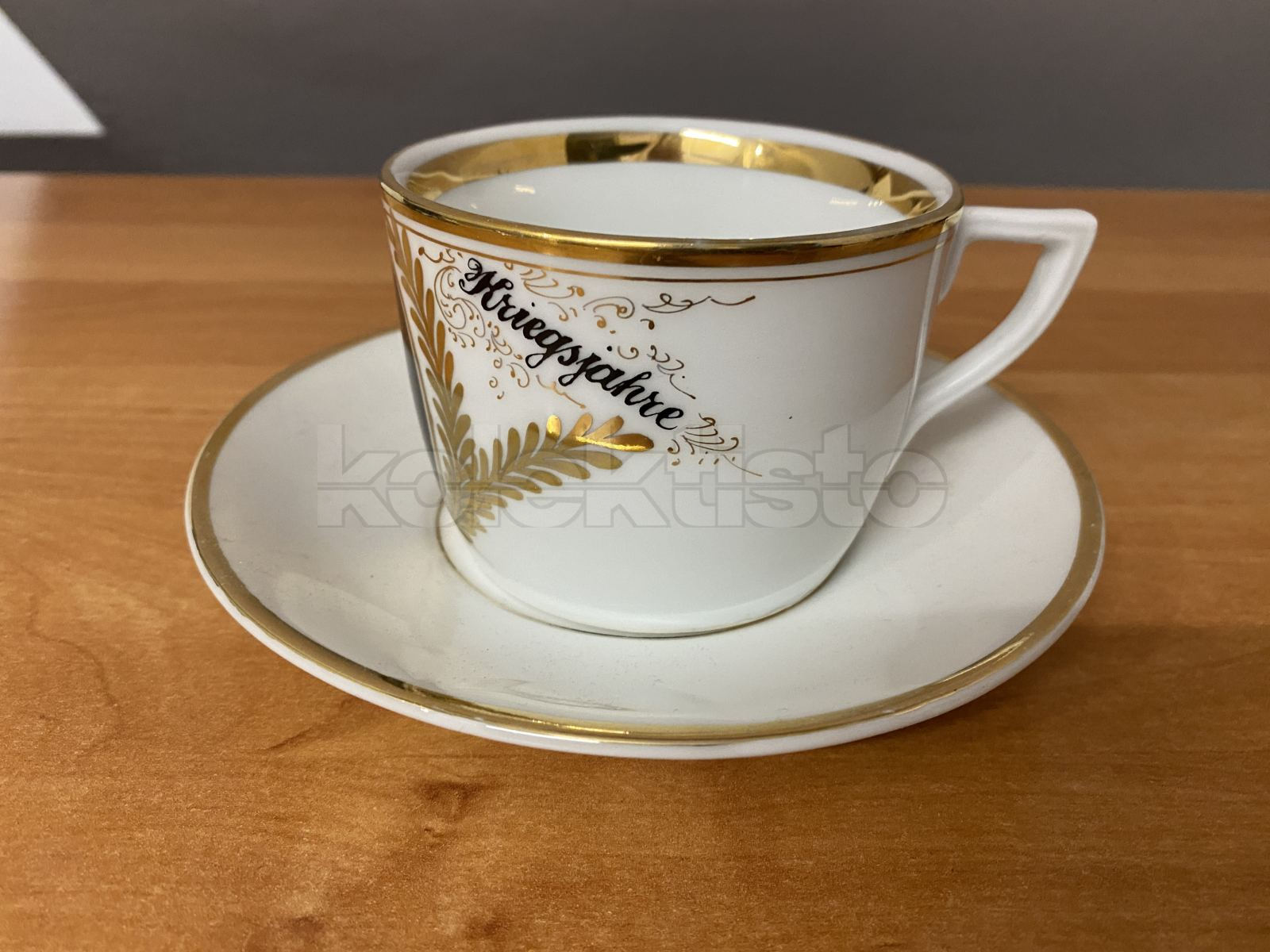 Porcelánový šálek s podšálkem s fotografií vojáka a nápisem Andernken an die Kriegsjahre