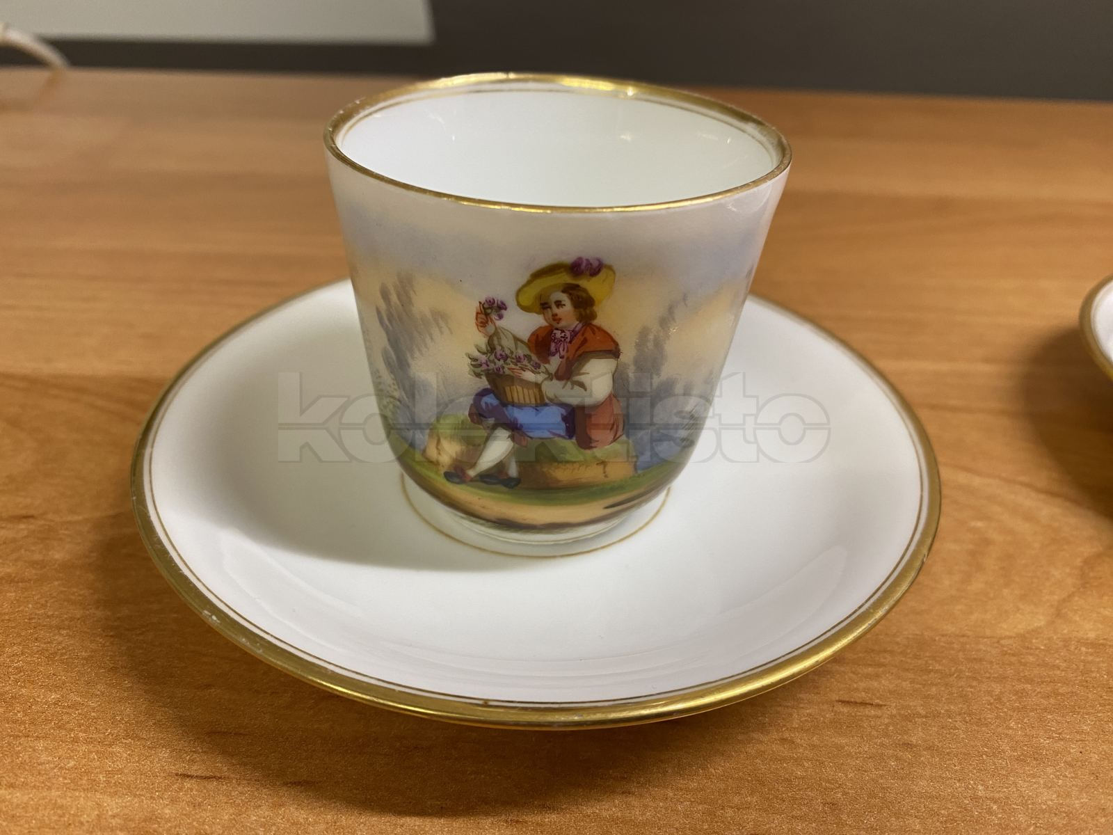 Porcelánový šálek s podšálkem, ručně malovaný