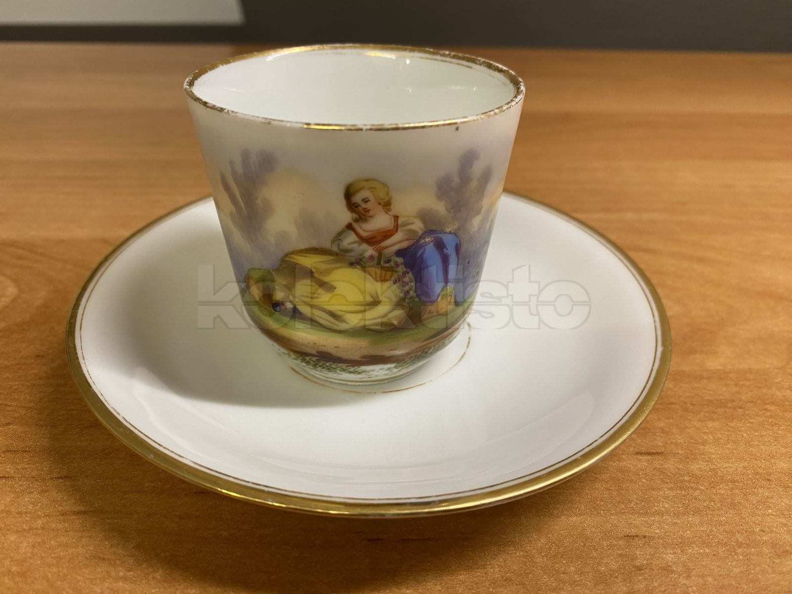 Porcelánový šálek s podšálkem, ručně malovaný